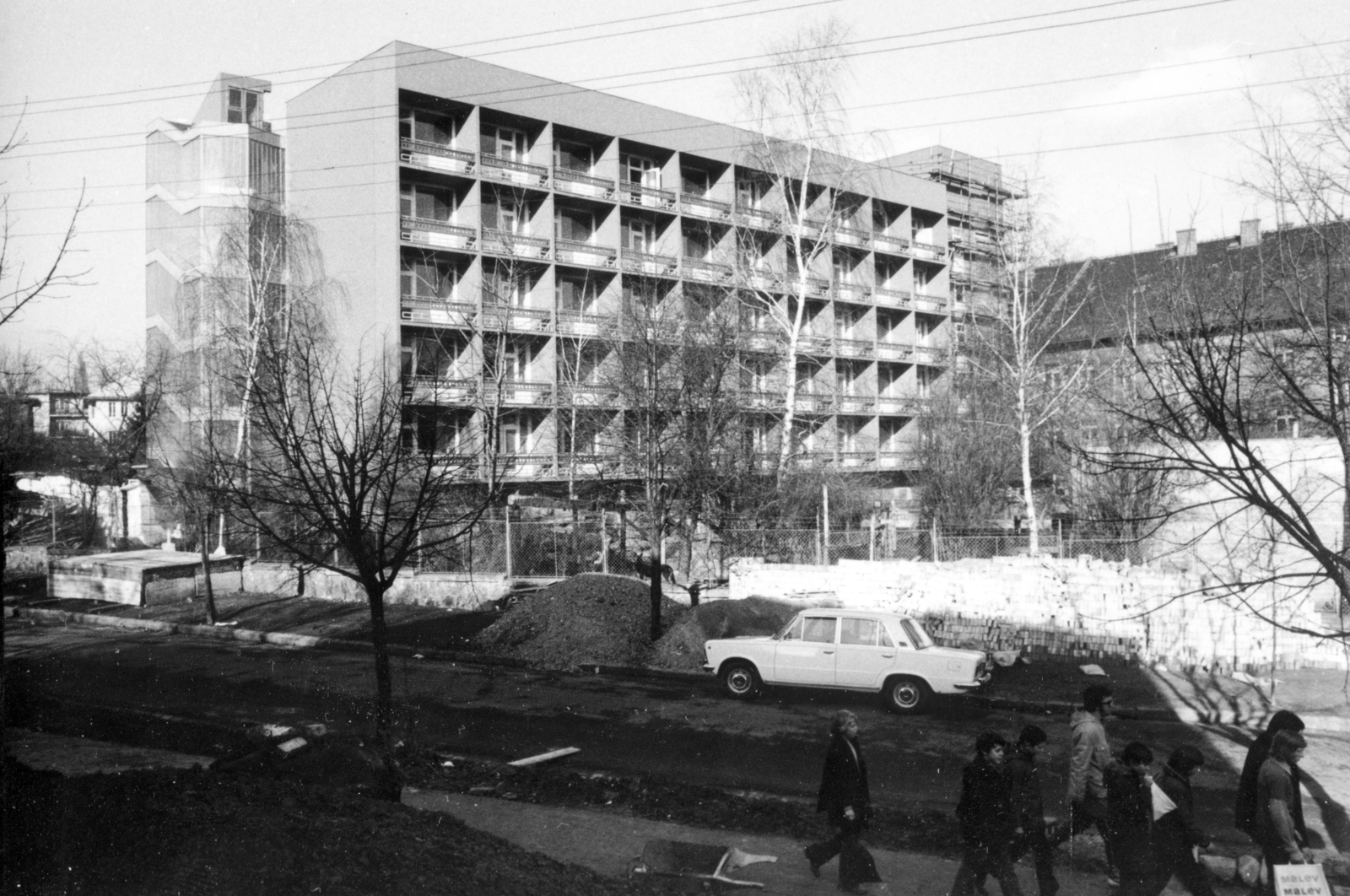 Magyarország, Budapest II., Budenz út, szemben a Tárogató út 2-4 szám alatti SZOT Központi Iskola kollégiuma., 1975, Középületépítő Vállalat - Kreszán Albert - Koczka András - Kemecsei József, Budapest, Polski Fiat 125p, Fortepan #227931