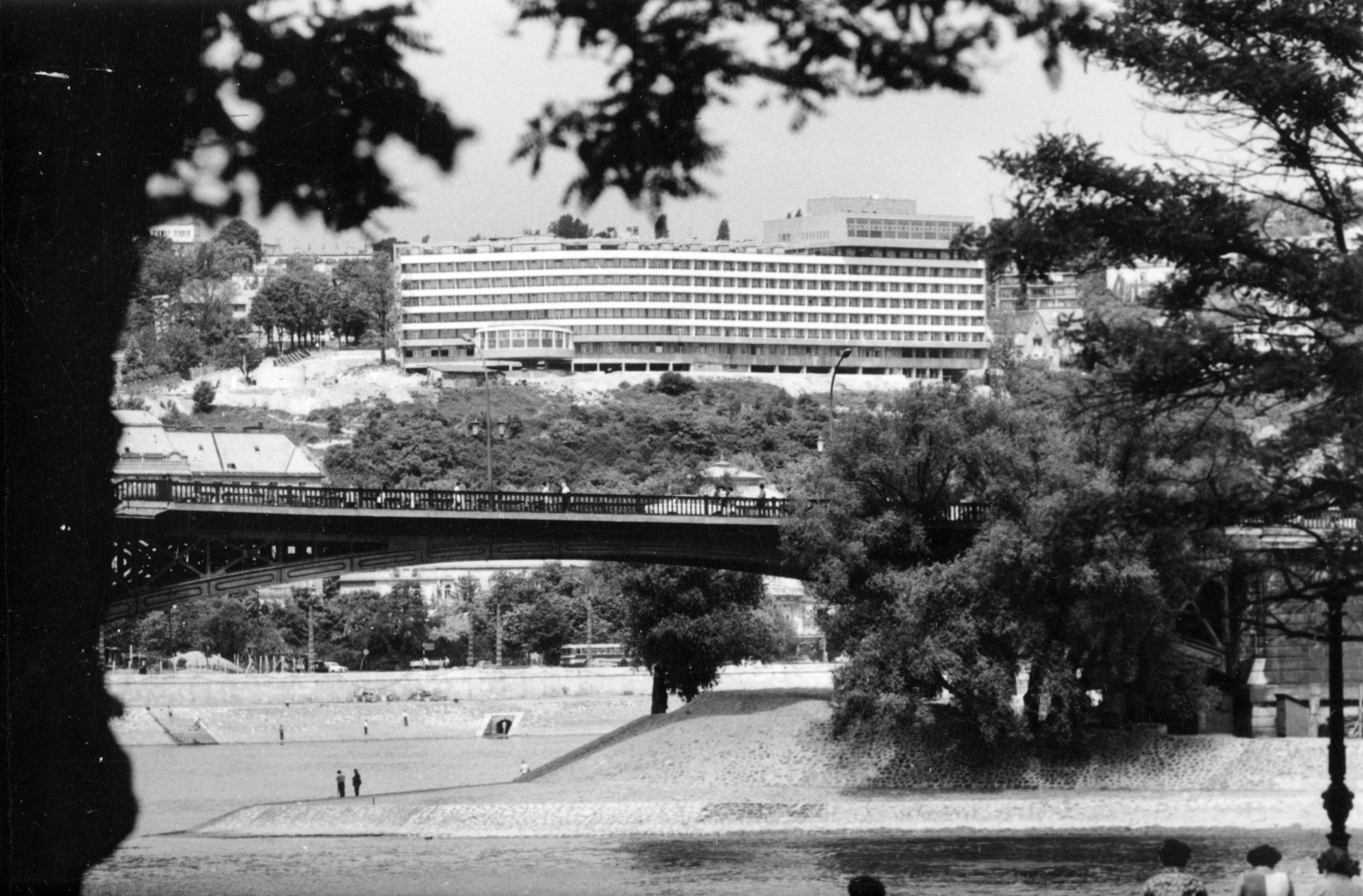 Hungary, Budapest II., a Margit híd szigeti lejárója az Újpesti rakpartról nézve. Fenn a Rózsdombon a SZOT szálló látható., 1971, Középületépítő Vállalat - Kreszán Albert - Koczka András - Kemecsei József, Budapest, modern architecture, hotel, Best of, Fortepan #227941