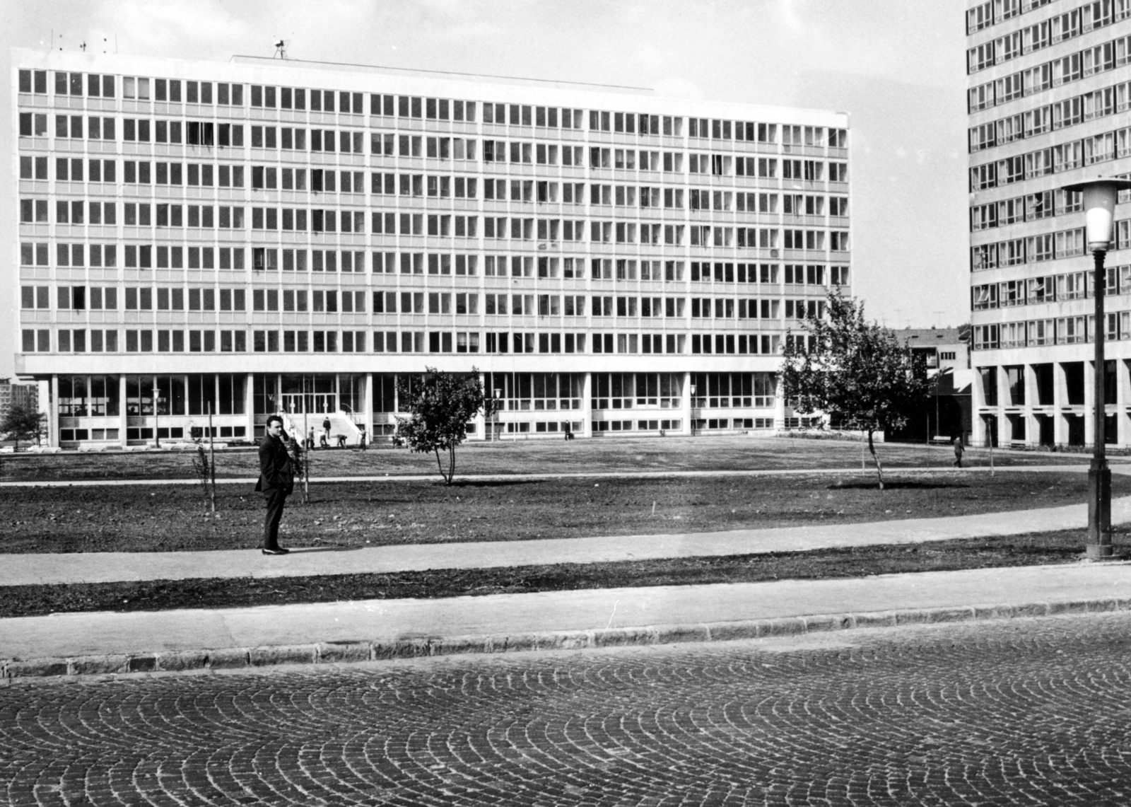 Hungary, Budapest XI., Goldmann György tér, Budapesti Műszaki Egyetem (később Budapesti Műszaki és Gazdaságtudományi Egyetem), szemben a V2, jobbra az E épület., 1969, Középületépítő Vállalat - Kreszán Albert - Koczka András - Kemecsei József, Budapest, Fortepan #227943