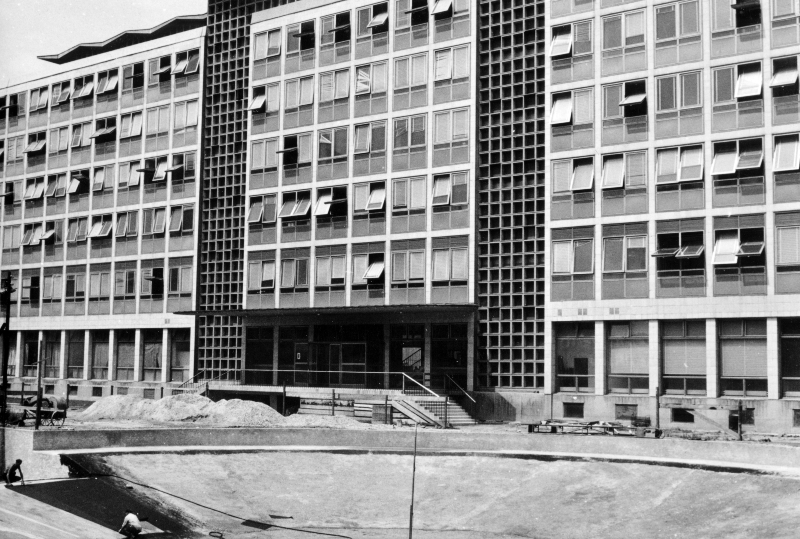 Hungary, Budapest XI., Műegyetem rakpart 3., Budapesti Műszaki Egyetem (később Budapesti Műszaki és Gazdaságtudományi Egyetem), az Oktatóreaktor építése, háttérben a D épület látható., 1968, Középületépítő Vállalat - Kreszán Albert - Koczka András - Kemecsei József, Budapest, Fortepan #227952