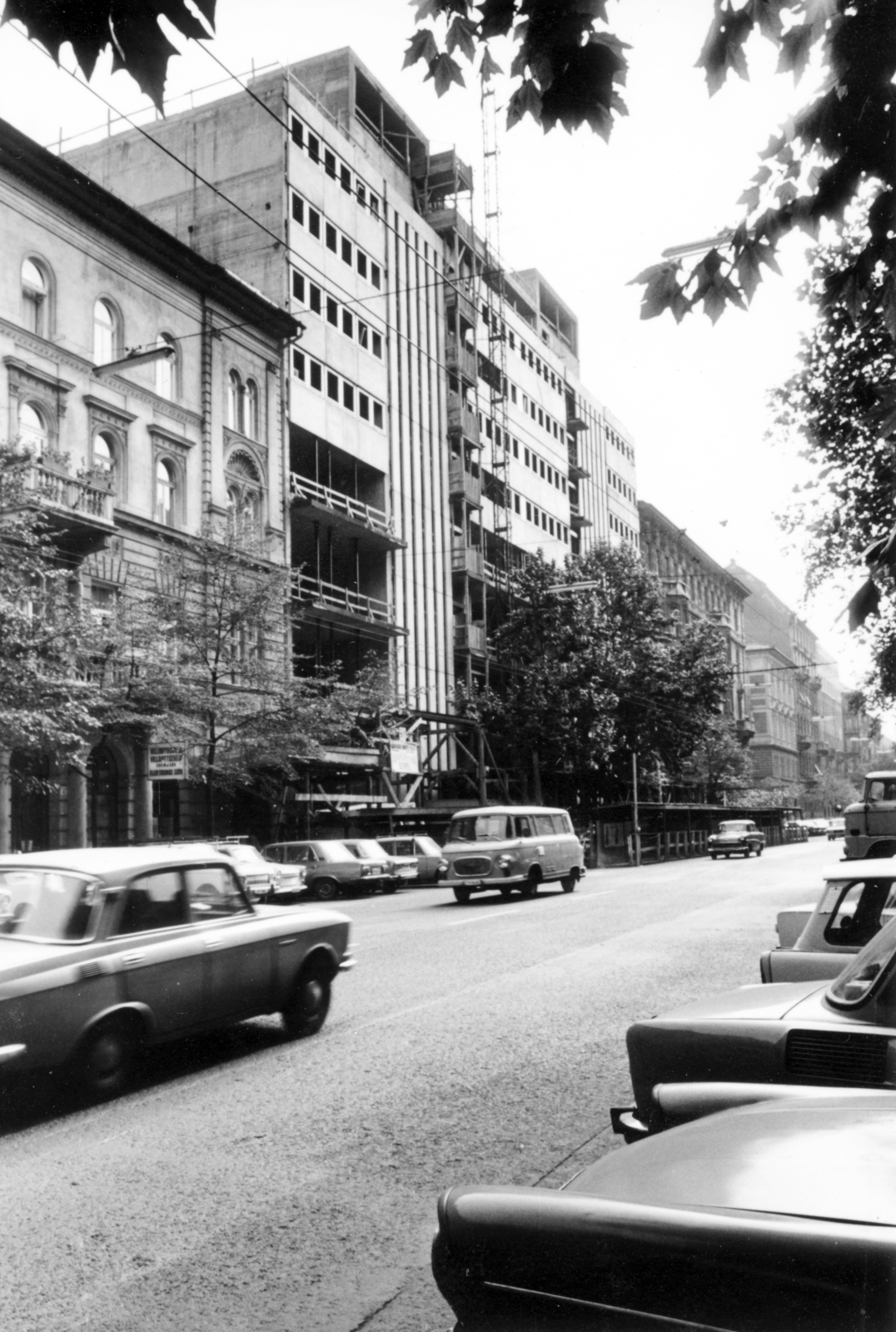 Magyarország, Budapest VII., Damjanich utca, szemben a 41-43. szám alatt a Bárczi Gusztáv Gyógypedagógiai Tanárképző Főiskola gyakorló iskolájának építkezése (később az ELTE gyakorló iskolája)., 1980, Középületépítő Vállalat - Kreszán Albert - Koczka András - Kemecsei József, Budapest, Fortepan #227954
