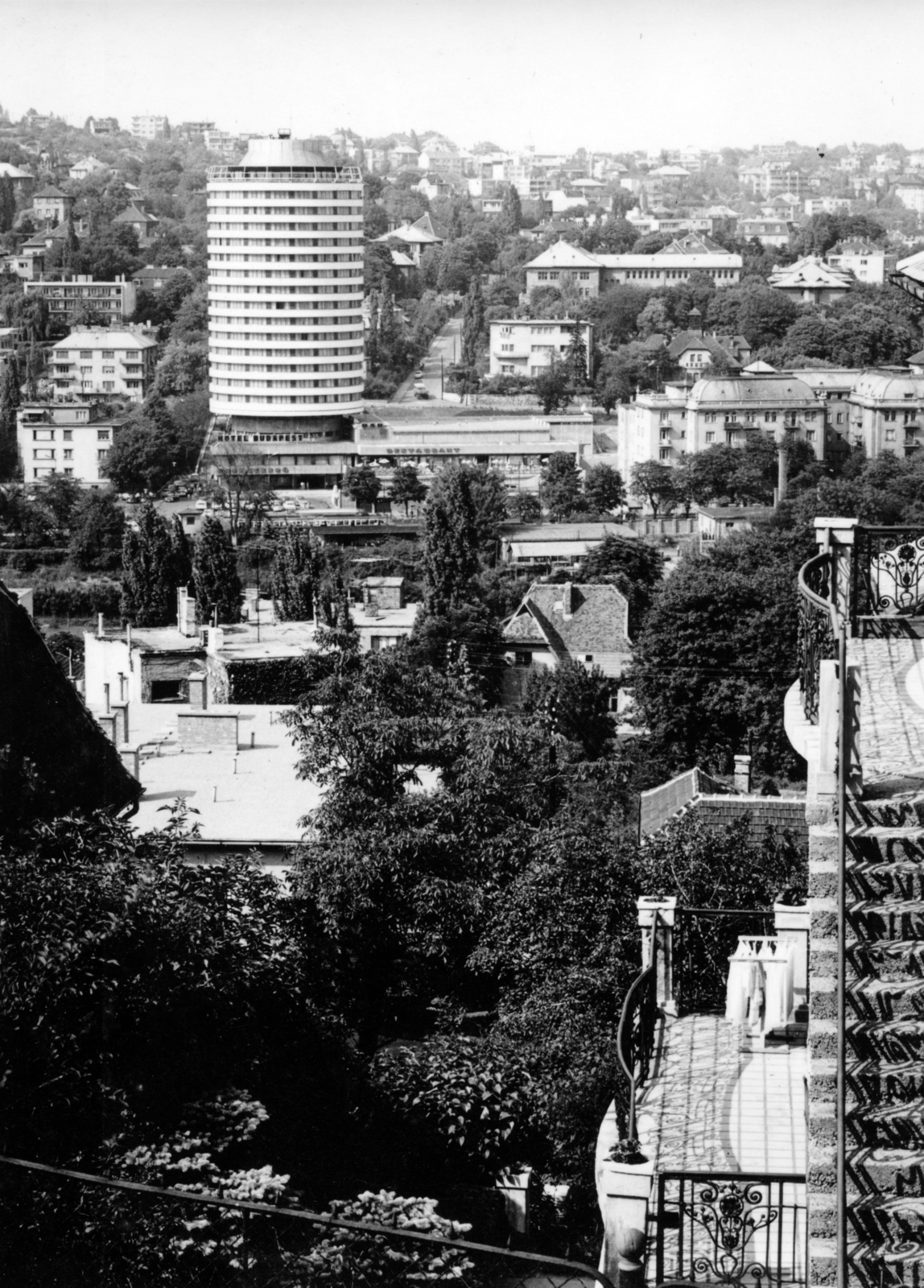 Hungary, Budapest XII.,Budapest II., kilátás a Gaál József utca 28. felől a Városmajor és a Budapest körszálló felé., 1968, Középületépítő Vállalat - Kreszán Albert - Koczka András - Kemecsei József, Budapest, Fortepan #227963