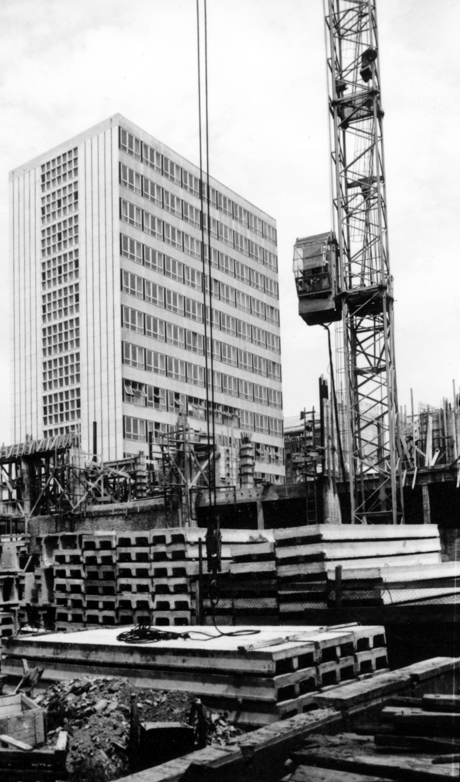 Magyarország, Budapest XI., Irinyi József utca, a Budapesti Műszaki Egyetem (később Budapesti Műszaki és Gazdaságtudományi Egyetem) V2 épületének építése, háttérben az E épület., 1967, Középületépítő Vállalat - Kreszán Albert - Koczka András - Kemecsei József, Budapest, Fortepan #227965