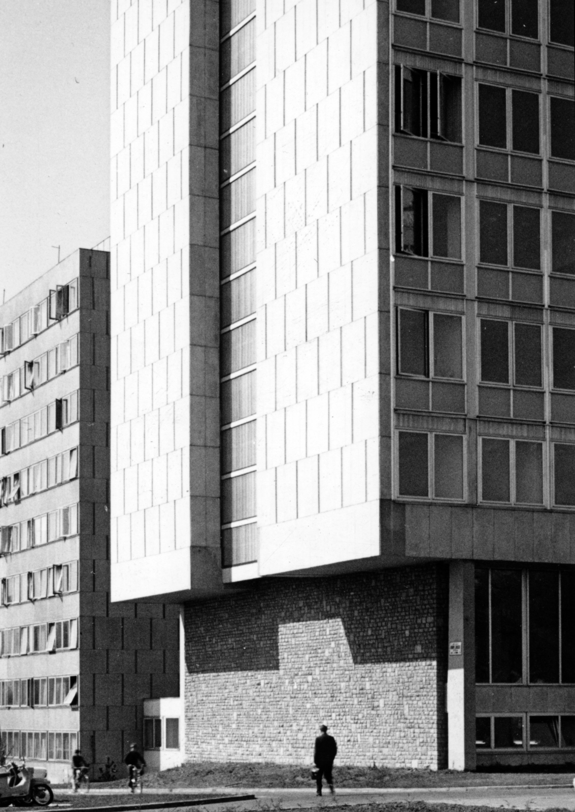 Hungary, Budapest XI., Irinyi József utca, a Budapesti Műszaki Egyetem (később Budapesti Műszaki és Gazdaságtudományi Egyetem) V2 épülete, balra a BME Münnich Ferenc Kollégiuma (később Kármán Tódor Kollégium)., 1969, Középületépítő Vállalat - Kreszán Albert - Koczka András - Kemecsei József, Budapest, Fortepan #227966