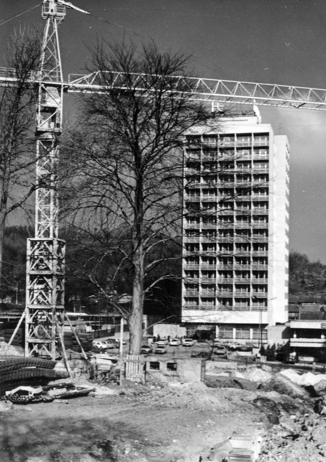 Hungary, Budapest II., Pálos utca 2., a Hotel Rege építkezése, távolabb a Hárshegyi út 5-7. szám alatti Európa szálló., 1980, Középületépítő Vállalat - Kreszán Albert - Koczka András - Kemecsei József, Budapest, crane, Fortepan #227977