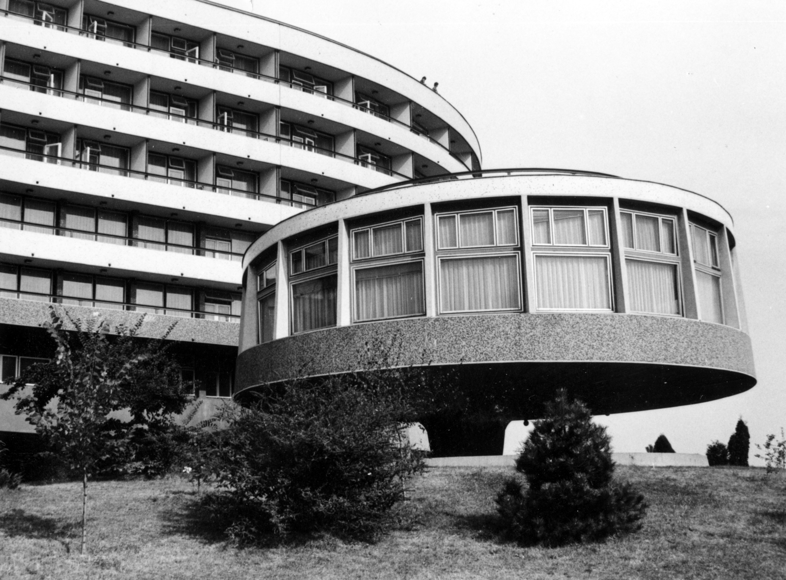 Hungary, Budapest II., Vérhalom utca 17-19., a SZOT szálló és előtte a panoráma-bár., 1975, Középületépítő Vállalat - Kreszán Albert - Koczka András - Kemecsei József, Budapest, Fortepan #227984