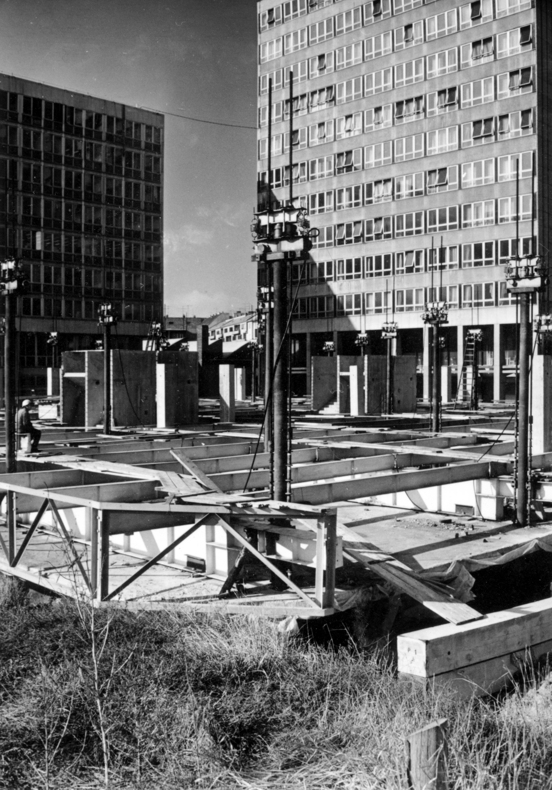 Magyarország, Budapest XI., Goldmann György tér, Budapesti Műszaki Egyetem (később Budapesti Műszaki és Gazdaságtudományi Egyetem) a Goldmann menza építkezése, balra a V2, jobbra az E épület., 1978, Középületépítő Vállalat - Kreszán Albert - Koczka András - Kemecsei József, Budapest, Fortepan #227989