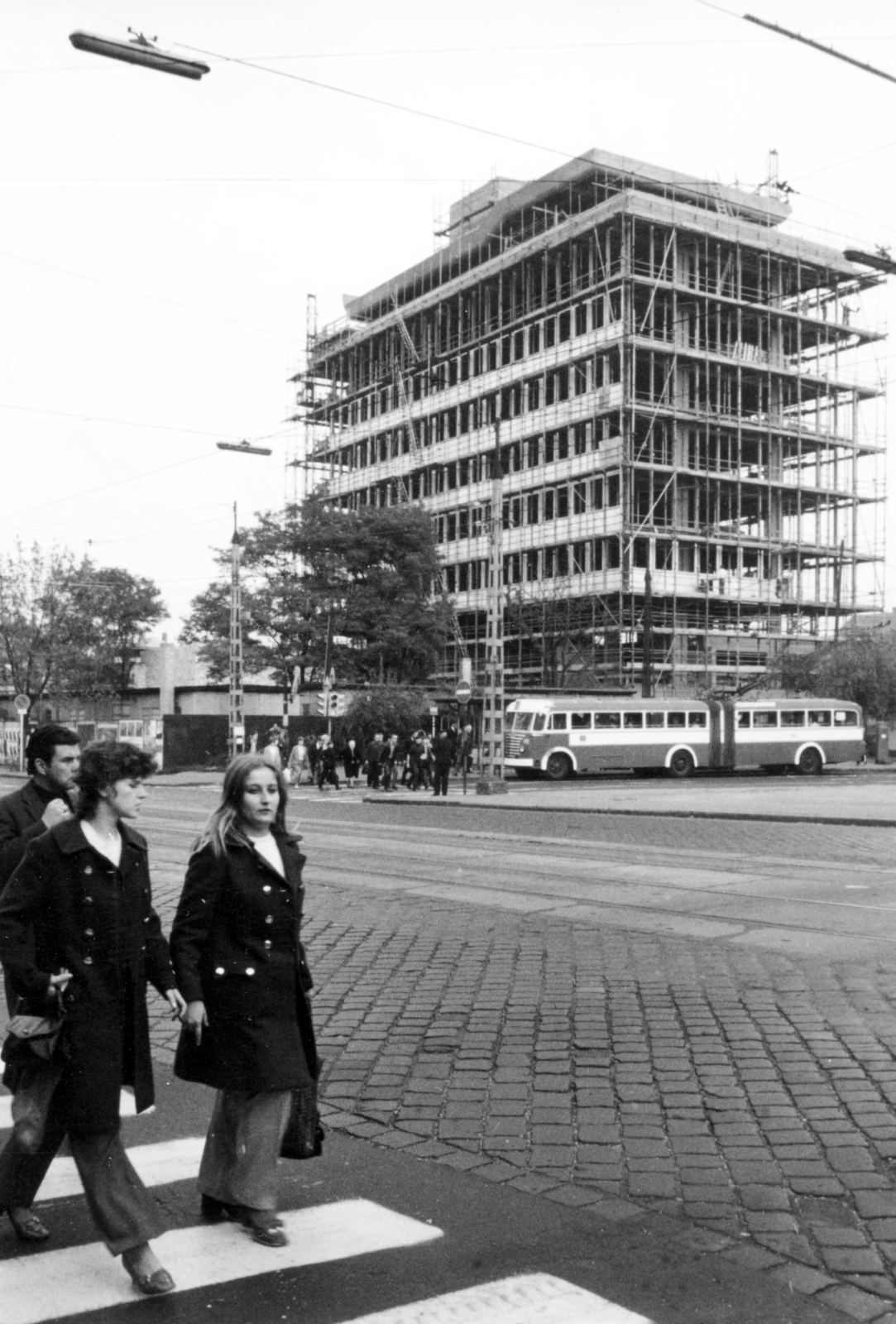 Hungary, Budapest XIV., Thököly út, szemben a Hungária körút mellett a Thököly út 97-101. szám alatti, a Pest Megyei Bíróság épületének építkezése., 1972, Középületépítő Vállalat - Kreszán Albert - Koczka András - Kemecsei József, Budapest, construction, Best of, Fortepan #227991