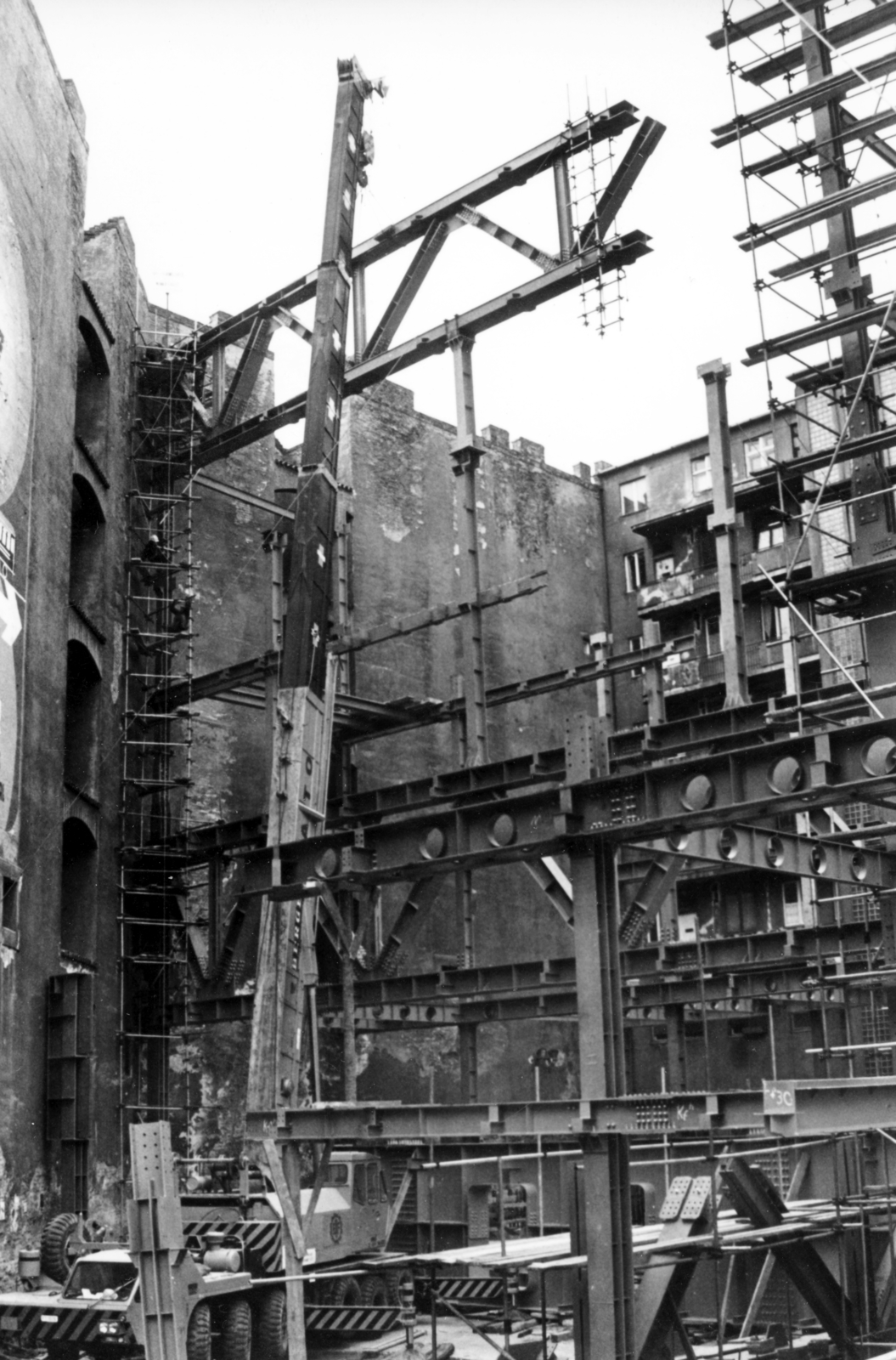 Magyarország, Budapest VI., a Jókai utca - Nyugati (Marx) tér - Bajcsy-Zsilinszky út közötti terület, a Skála Metró nagyáruház építkezése., 1979, Középületépítő Vállalat - Kreszán Albert - Koczka András - Kemecsei József, bevásárlóközpont, Budapest, Fortepan #227993