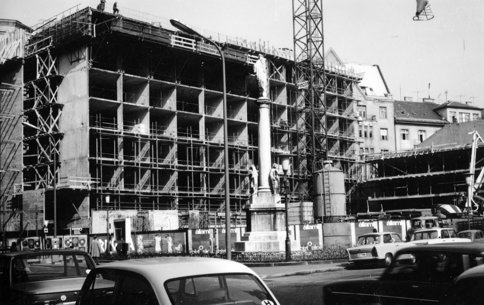 Hungary, Budapest V., Szervita (Martinelli) tér, szemben a Mária oszlop és mögötte az Országos Műszaki Fejlesztési Bizottság (OMFB) székháza. Jobbra a parkoló- és irodaház építkezése,, 1971, Középületépítő Vállalat - Kreszán Albert - Koczka András - Kemecsei József, Budapest, Fortepan #227996
