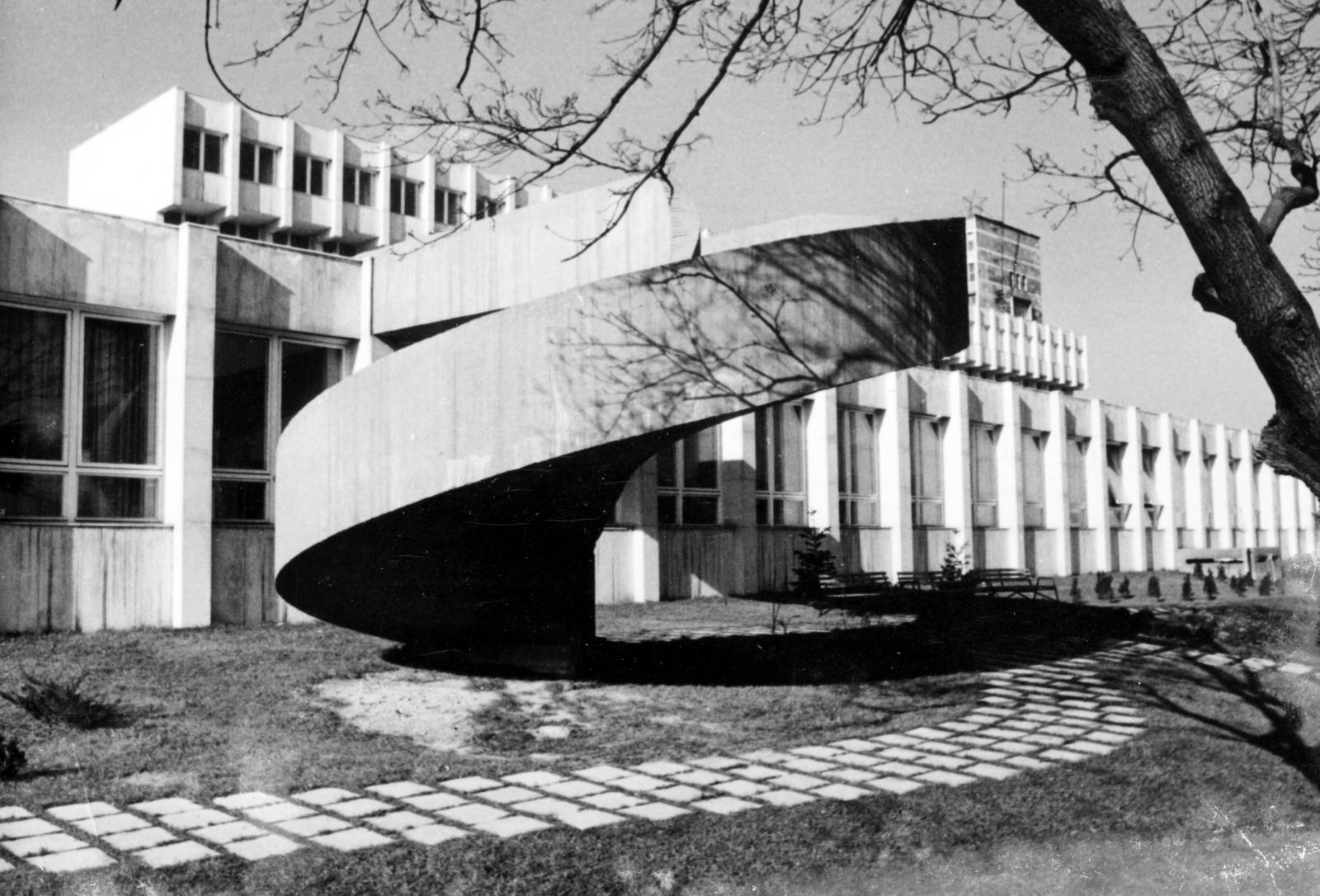 Magyarország, Budapest XII., Kútvölgyi úti Központi Állami Kórház (később Észak-budai Szent János Centrumkórház), a járóbeteg-ellátó épületrész tetőzetére vezető feljáró., 1979, Középületépítő Vállalat - Kreszán Albert - Koczka András - Kemecsei József, geometria, modern építészet, Budapest, Fortepan #227997