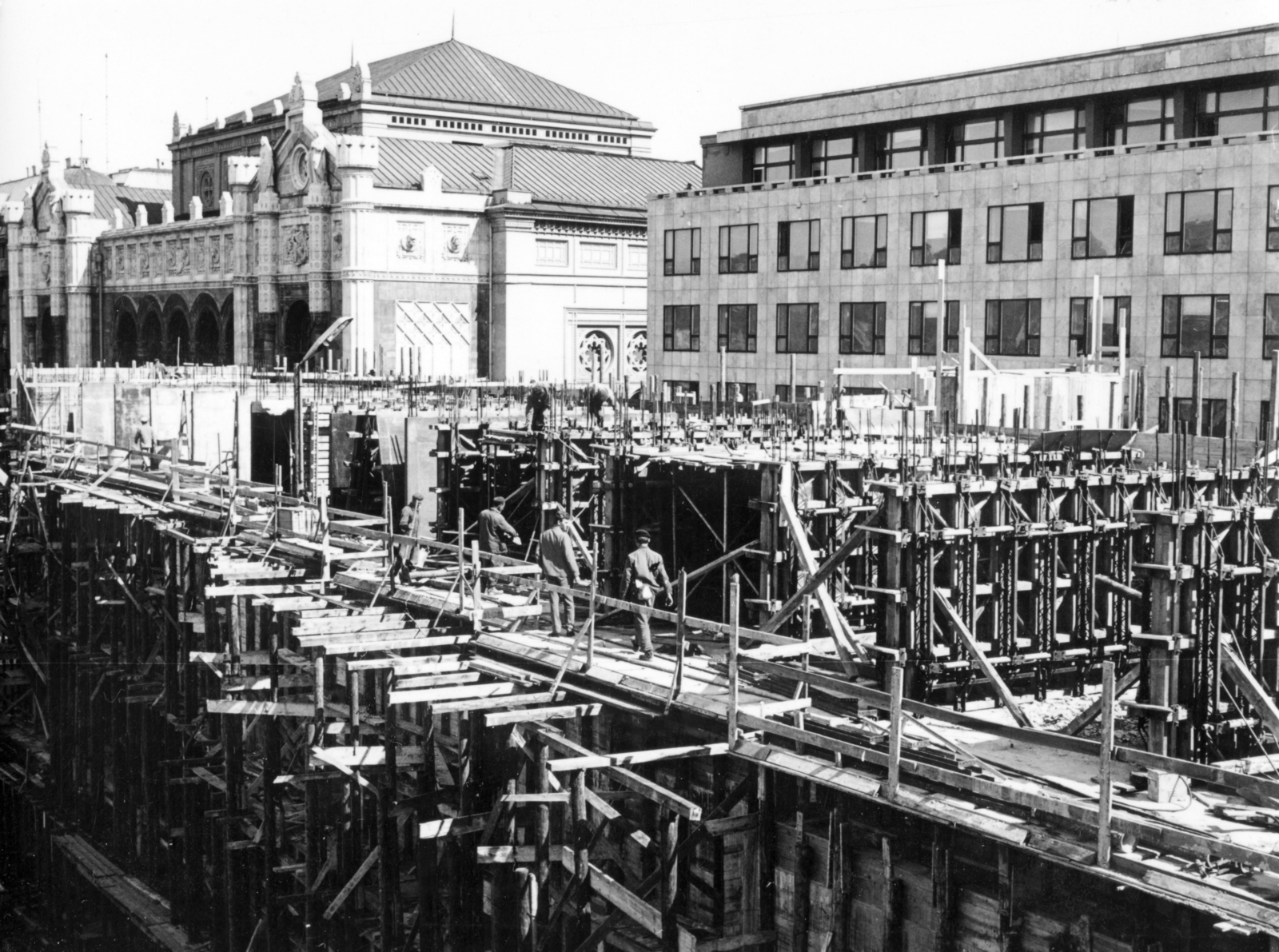 Hungary, Budapest V., kilátás az épülő Hotel Duna Intercontinentalból a Vigadó felé. Jobbra az UVATERV-MÉLYÉPTERV székház., 1968, Középületépítő Vállalat - Kreszán Albert - Koczka András - Kemecsei József, Budapest, Fortepan #228003