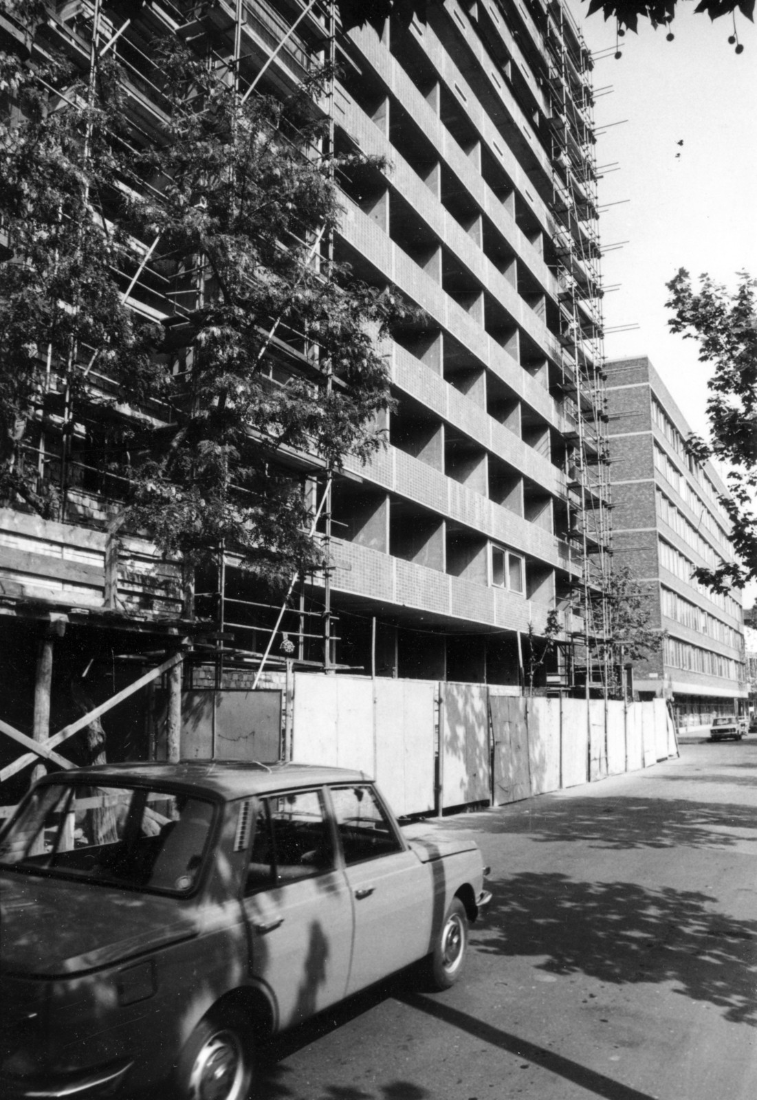 Hungary, Budapest XI., Stoczek József (Stoczek) utca a BME Vásárhelyi Pál Kollégiumának építkezése, távolabb a Kruspér utca után a BME Martos Flóra Kollégiuma., 1975, Középületépítő Vállalat - Kreszán Albert - Koczka András - Kemecsei József, Budapest, Fortepan #228004