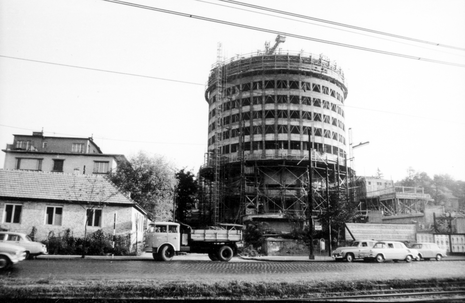 Hungary, Budapest II., Szilágyi Erzsébet fasor, a Budapest körszálló építkezése. A teherautó mögött a Lorántffy Zsuzsanna lépcső., 1966, Középületépítő Vállalat - Kreszán Albert - Koczka András - Kemecsei József, Budapest, Fortepan #228017