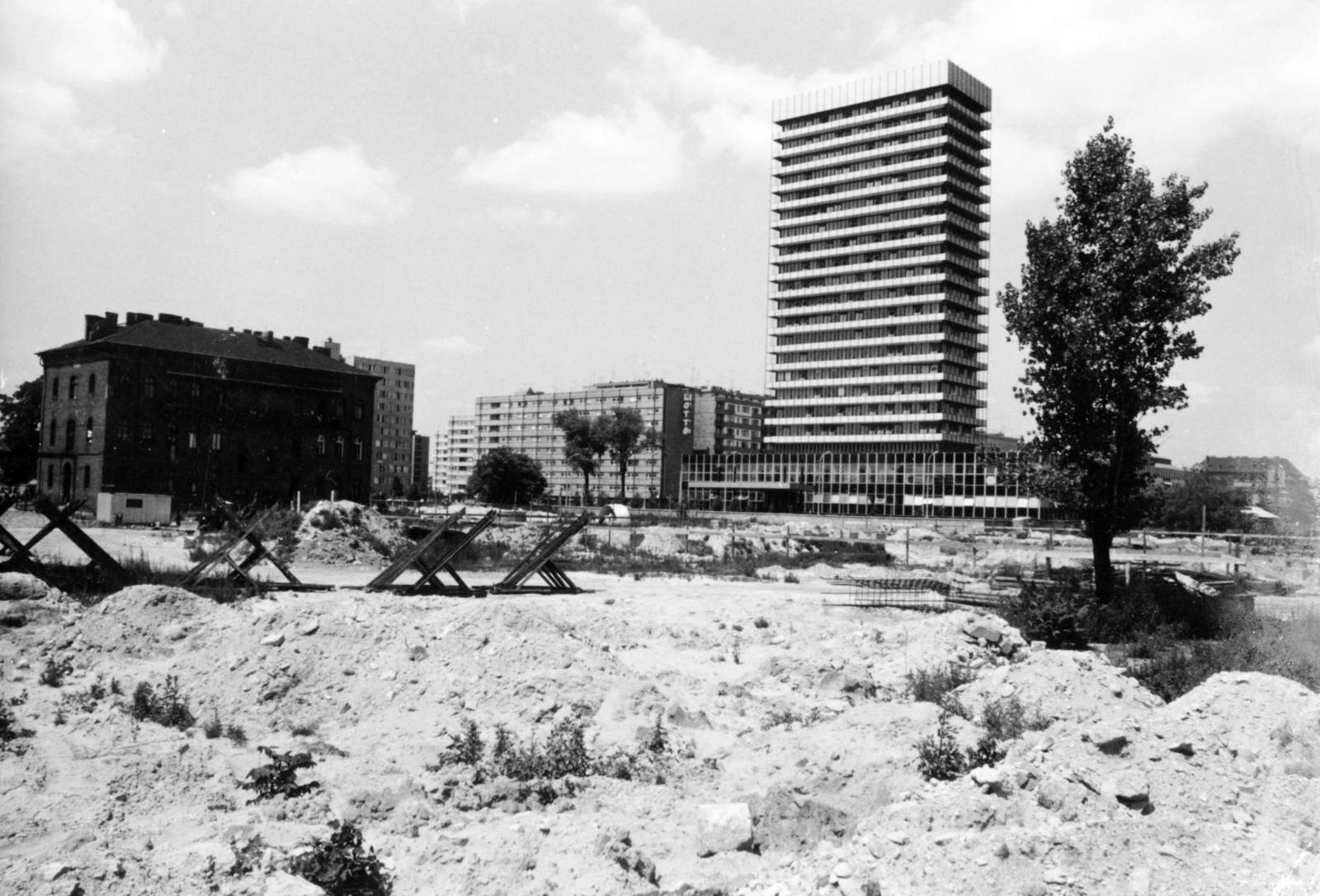 Hungary, Budapest XIII., Róbert Károly körút - Teve utca - Váci út által határolt terület a pártház építése előtt. Szemben a Váci út házai és a SZOT irodaház (később Nyugdíjfolyósító)., 1972, Középületépítő Vállalat - Kreszán Albert - Koczka András - Kemecsei József, Budapest, Fortepan #228029