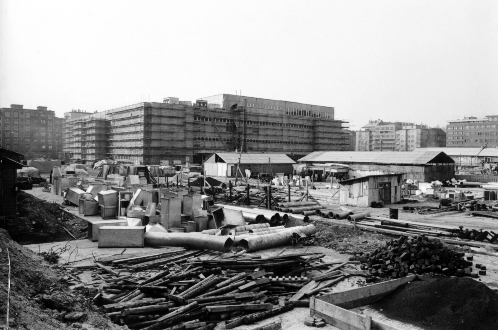 Magyarország, Budapest XI., Október huszonharmadika (Schönherz Zoltán) utca, a Skála Budapest Szövetkezeti Nagyáruház építkezése., 1975, Középületépítő Vállalat - Kreszán Albert - Koczka András - Kemecsei József, Budapest, bódé, építőanyag, felvonulási épület, Best of, Fortepan #228032