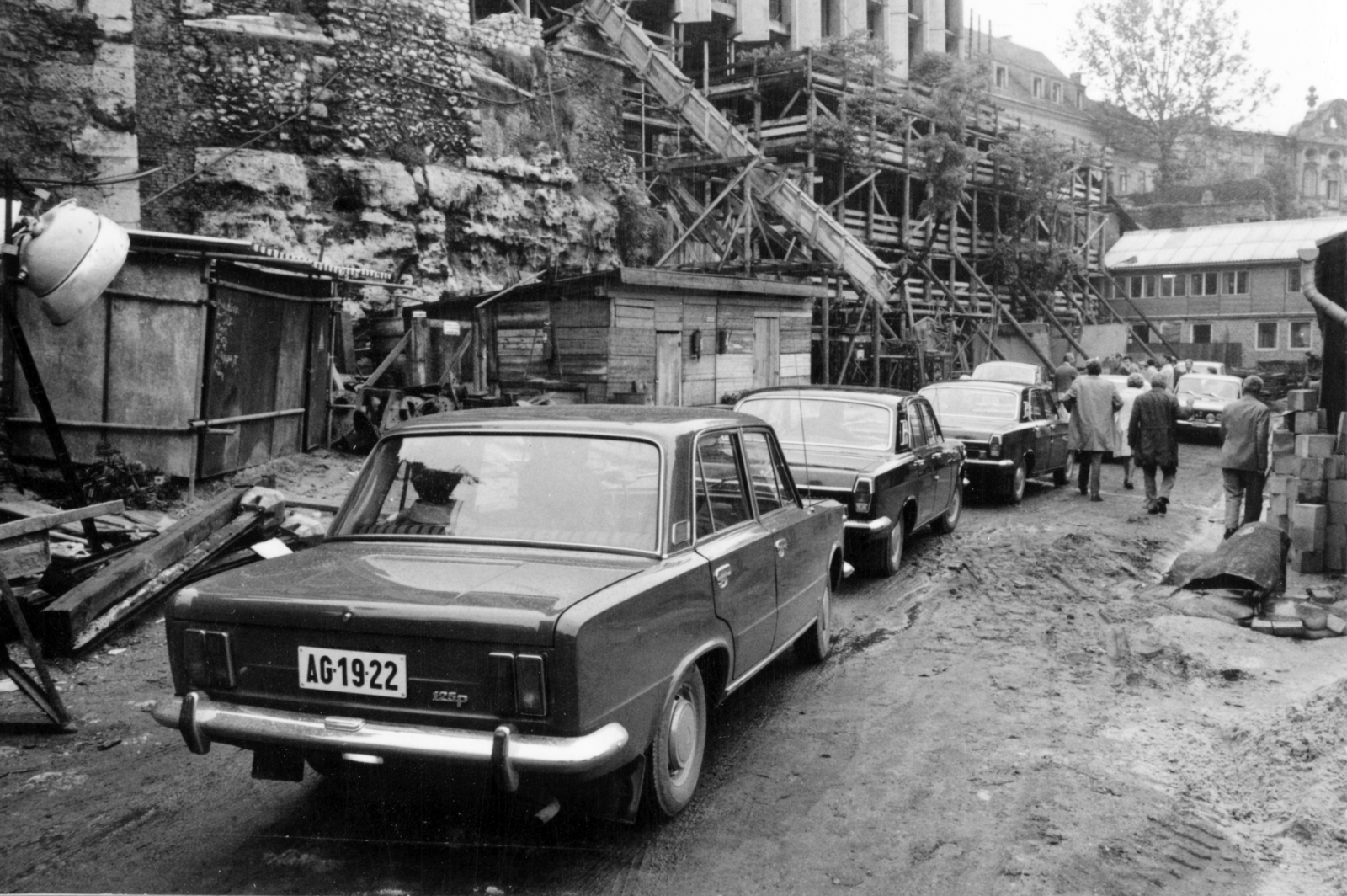 Hungary, Budapest I., a Halászbástya - Gimnázium utca - Iskola lépcső közötti terület a budai Vár falánál, fent a Hilton szálló építkezése., 1974, Középületépítő Vállalat - Kreszán Albert - Koczka András - Kemecsei József, number plate, Budapest, Fortepan #228033