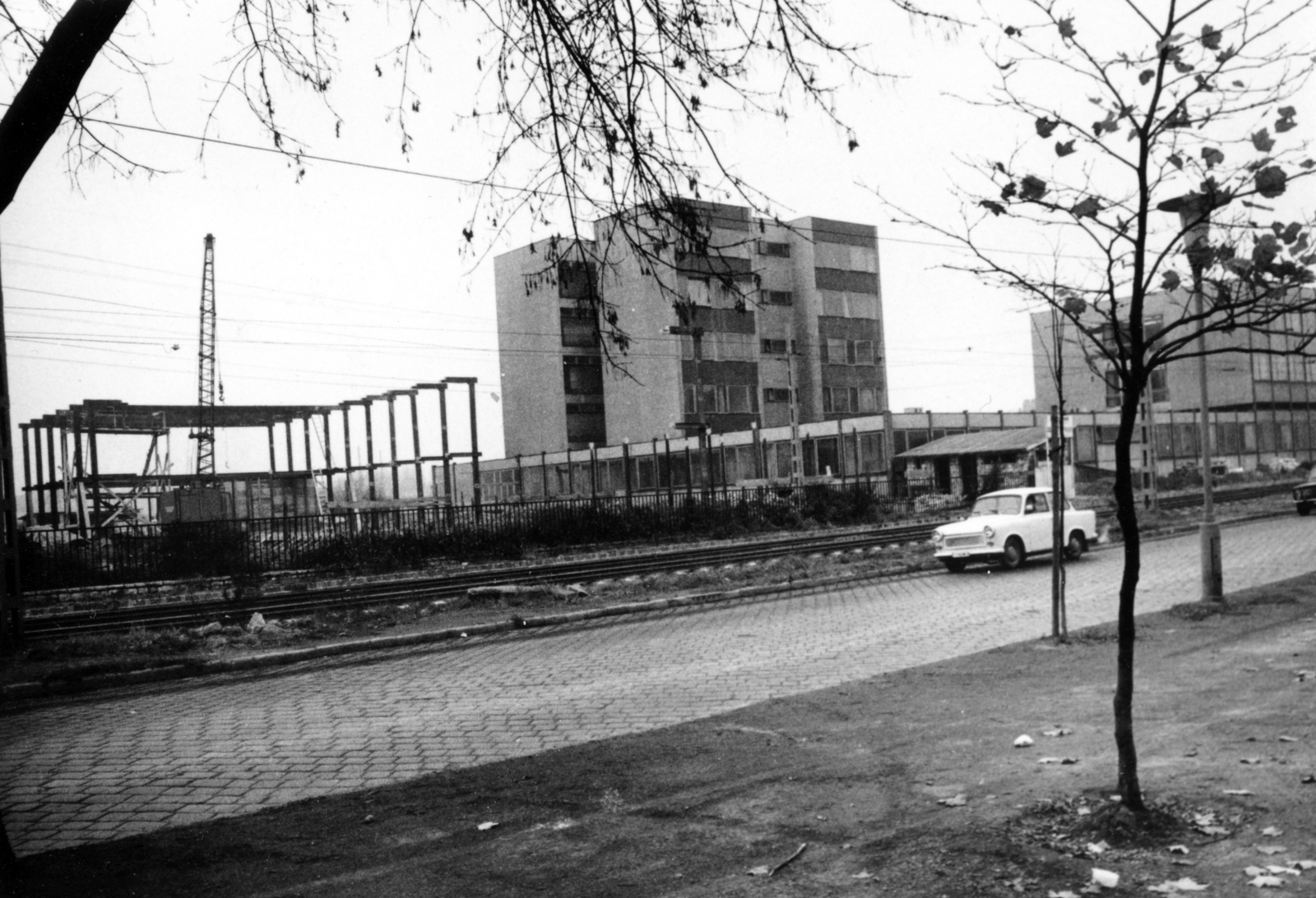 Hungary, Budapest IX., Ecseri út, szemben a 3. szám alatti Külkereskedelmi Főiskola, az épületegyüttes ma az Eötvös Loránd Tudományegyetemhez tartozik., 1972, Középületépítő Vállalat - Kreszán Albert - Koczka András - Kemecsei József, Budapest, Fortepan #228047