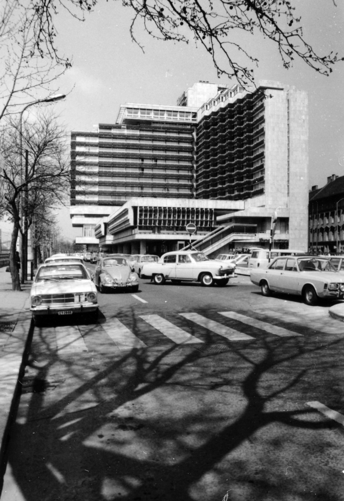 Hungary, Budapest V., Dunakorzó, Hotel Duna Intercontinental., 1970, Középületépítő Vállalat - Kreszán Albert - Koczka András - Kemecsei József, number plate, Volkswagen Beetle, Renault-brand, Budapest, Fortepan #228068