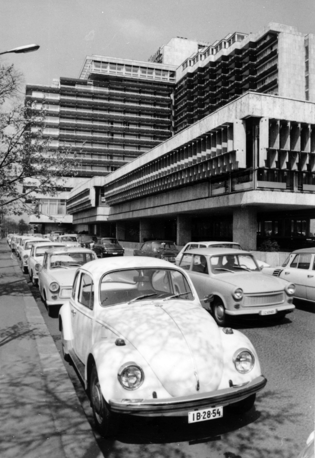Hungary, Budapest V., Dunakorzó, Hotel Duna Intercontinental., 1970, Középületépítő Vállalat - Kreszán Albert - Koczka András - Kemecsei József, number plate, Volkswagen Beetle, Renault-brand, Budapest, Fortepan #228069