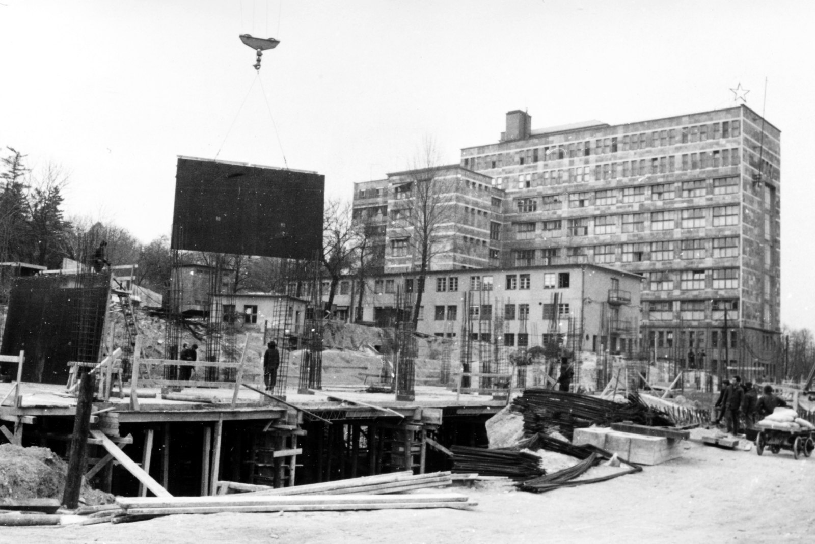 Hungary, Budapest XII., épül a Kútvölgyi úti Központi Állami Kórház (később Észak-Közép-budai Centrum, Új Szent János Kórház és Szakrendelő Kútvölgyi Tömb) új rendelőintézete., 1971, Középületépítő Vállalat - Kreszán Albert - Koczka András - Kemecsei József, Budapest, Fortepan #228072