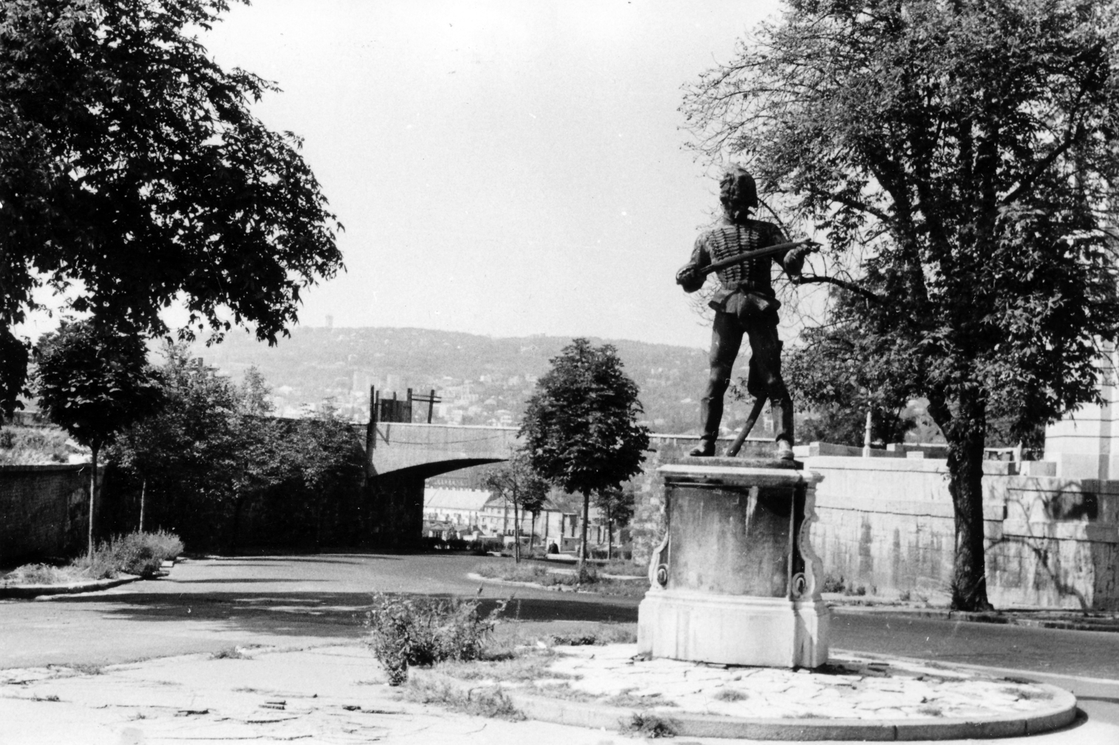 Hungary, Budapest I., Kisfaludi Strobl Zsigmond szobrászművész alkotása, az Öreg huszár (1932) a Palota út - Szent György utca találkozásánál, háttérben a Fehérvári kapu., 1969, Középületépítő Vállalat - Kreszán Albert - Koczka András - Kemecsei József, Budapest, Fortepan #228075