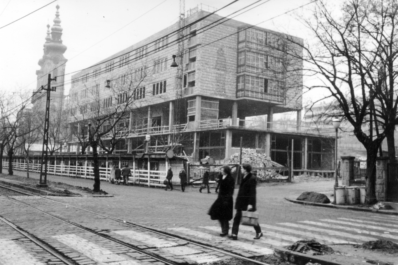 Hungary, Budapest XI., Villányi út, jobbra a Molnár C. Pál (Balogh) lejtő torkolata, szemben az MSZMP oktatási épülete (később konferencia-központ), mögötte a Szent Imre-templom., 1972, Középületépítő Vállalat - Kreszán Albert - Koczka András - Kemecsei József, Budapest, Fortepan #228077