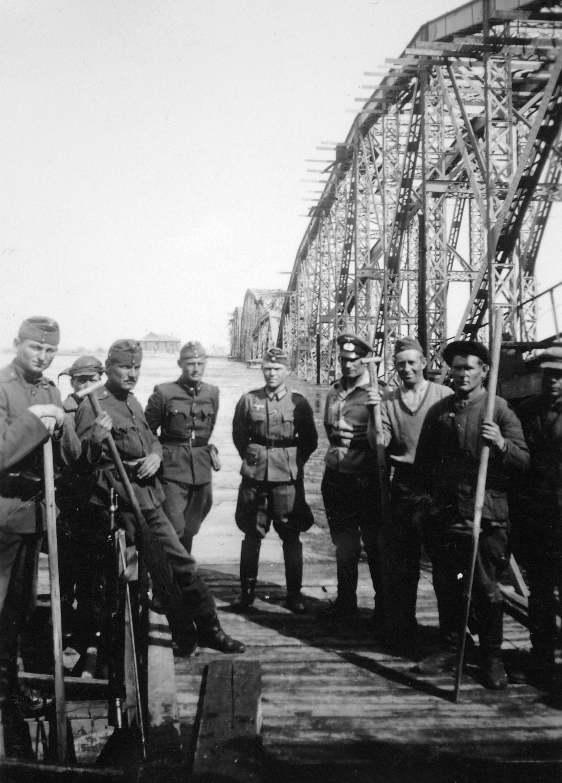 1942, Ungváry Krisztián, eastern front, bridge, tableau, second World War, wrecked bridge, soldier, German soldier, Fortepan #22808