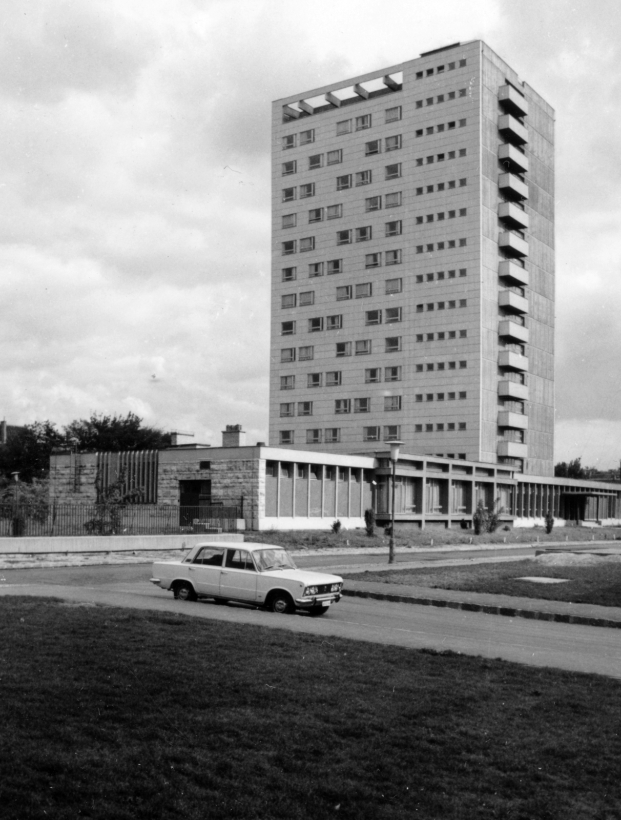 Hungary, Budapest XI., Kocsis utca 5., a Földalatti Vasút Vállalat munkásszállója., 1969, Középületépítő Vállalat - Kreszán Albert - Koczka András - Kemecsei József, Budapest, Fortepan #228087