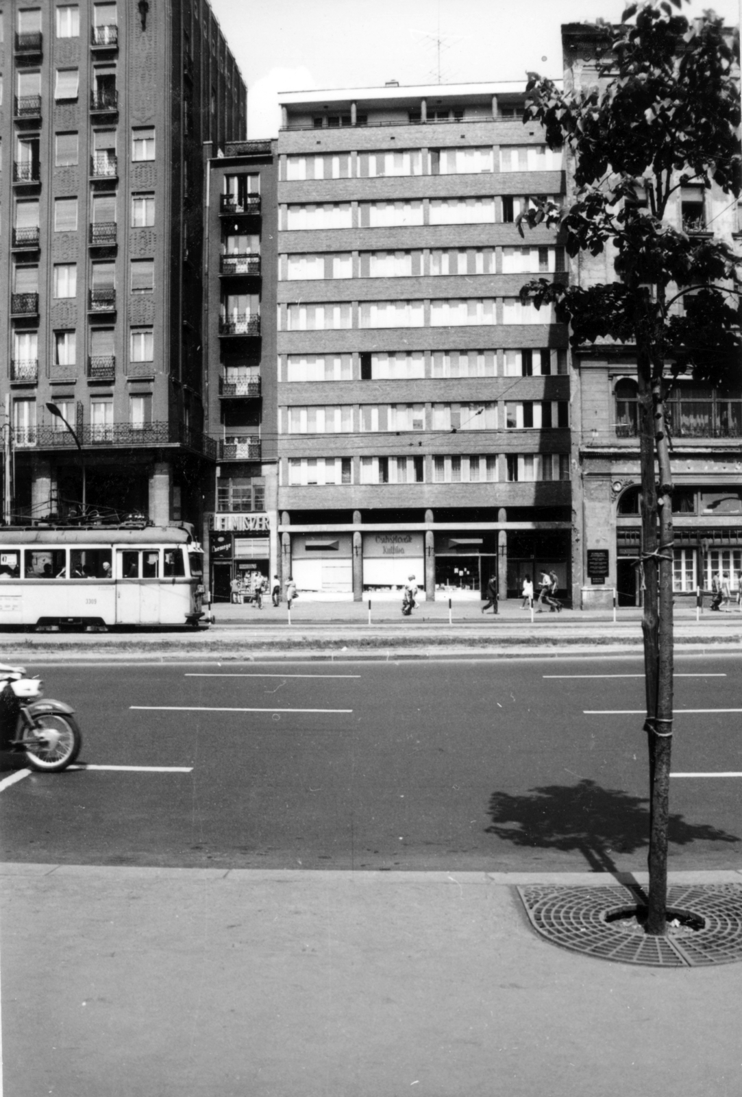 Hungary, Budapest VII., Károly (Tanács) körút, a túloldalon középen a 11. számú épület., 1972, Középületépítő Vállalat - Kreszán Albert - Koczka András - Kemecsei József, Budapest, Fortepan #228104