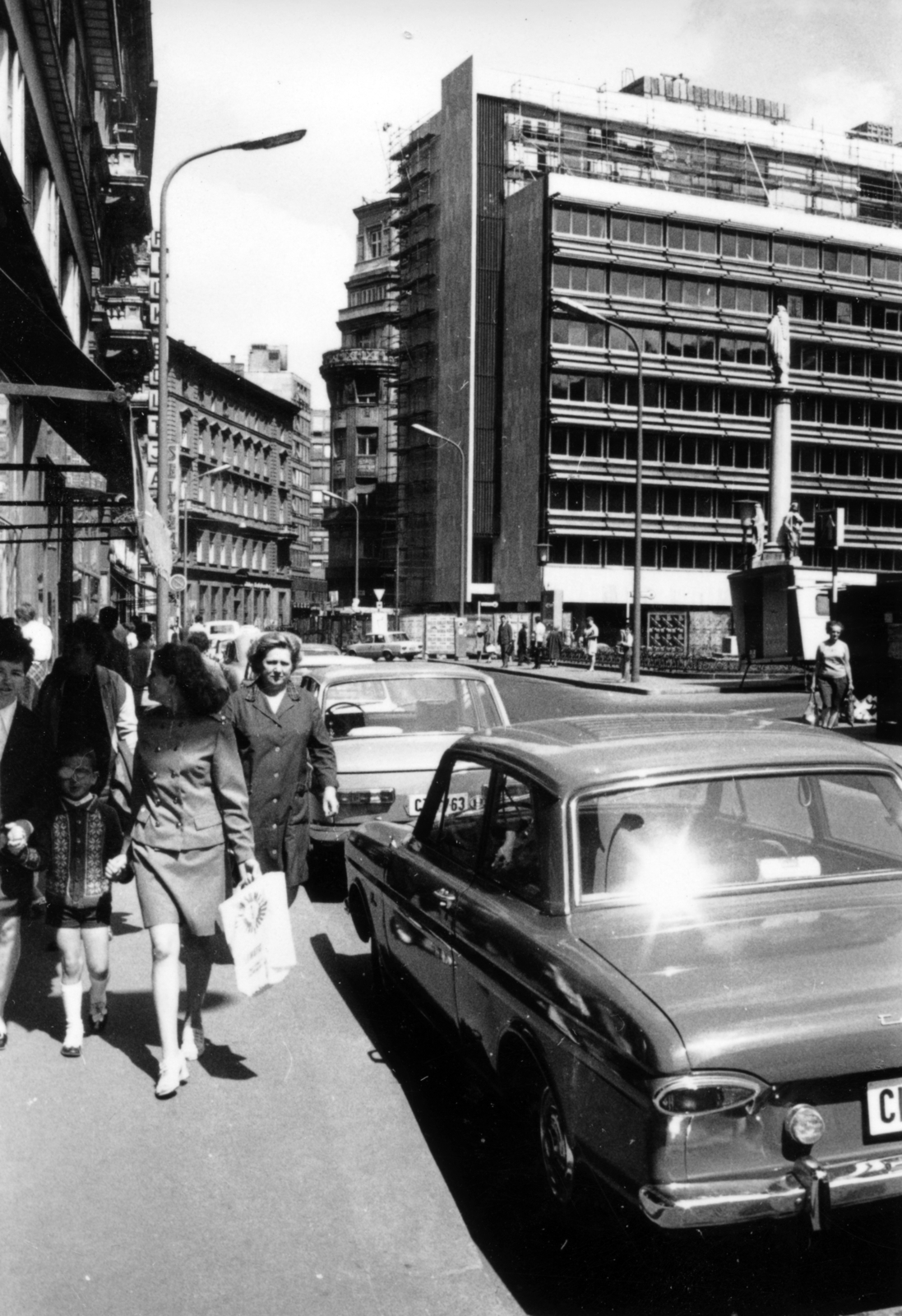 Hungary, Budapest V., Petőfi Sándor utca, szemben a Szervita (Martinelli) téren az Országos Műszaki Fejlesztési Bizottság (OMFB) székháza, ettől balra a Bécsi utca., 1972, Középületépítő Vállalat - Kreszán Albert - Koczka András - Kemecsei József, Budapest, Fortepan #228112