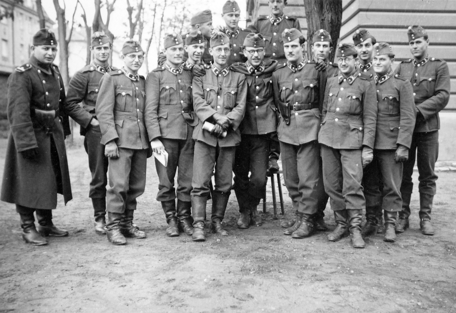 Hungary, Győr, Frigyes laktanya, balra a Zrínyi utca. A Magyar Királyi Honvédség II. utászzászlóaljának katonái., 1940, Ungváry Krisztián, eastern front, uniform, tableau, second World War, soldier, "Bocskai" side cap, Fortepan #22812