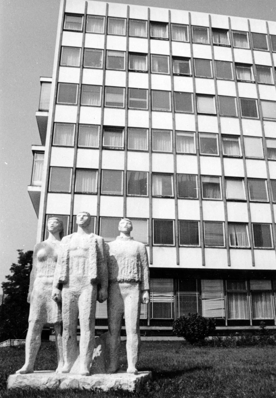 Hungary, Budapest XII., Csörsz utca - Nagy Jenő utca sarok, Kiss István Fényes szelek / Éneklő munkások című szobra (1970) a MSZMP Pest megyei és Budai járási Bizottsága előtt., 1973, Középületépítő Vállalat - Kreszán Albert - Koczka András - Kemecsei József, Budapest, Fortepan #228124