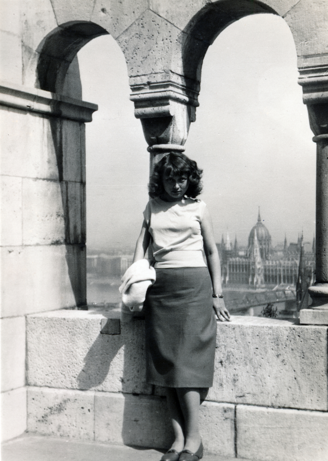 Hungary, Halászbástya, Budapest I., háttérben a Parlament., 1956, Ladinek Viktor, lady, wrist watch, portrait, parliament, monument, skirt, blouse, Budapest, Fortepan #228164