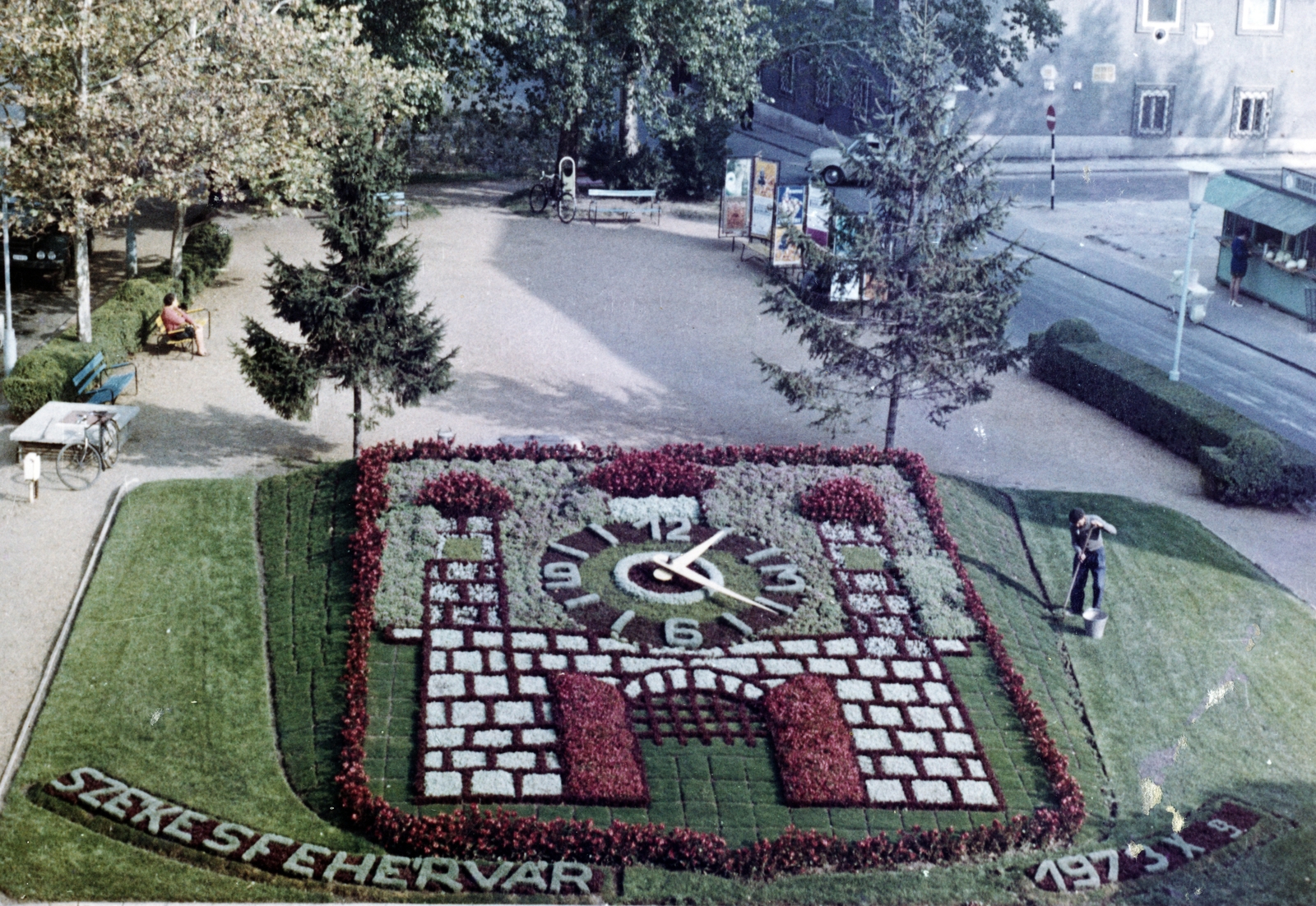 Magyarország, Székesfehérvár, Országzászló (Gagarin) tér, Virágóra., 1973, Szabó István Gábor, virágóra, színes, Fortepan #228175