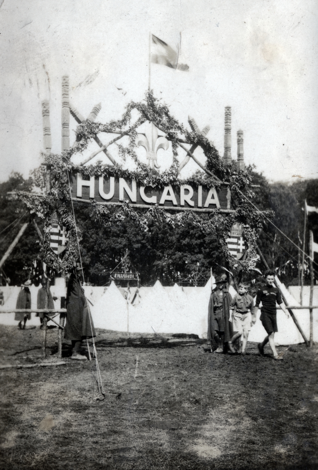 Egyesült Királyság, Birkenhead, Arrowe Park, 3. Nemzetközi Cserkész Világtalálkozó (Jamboree), a magyar cserkésztábor kapuja., 1929, Ábrahám Katalin és László, Kossuth címer, kopjafa, dekoráció, Fortepan #228176