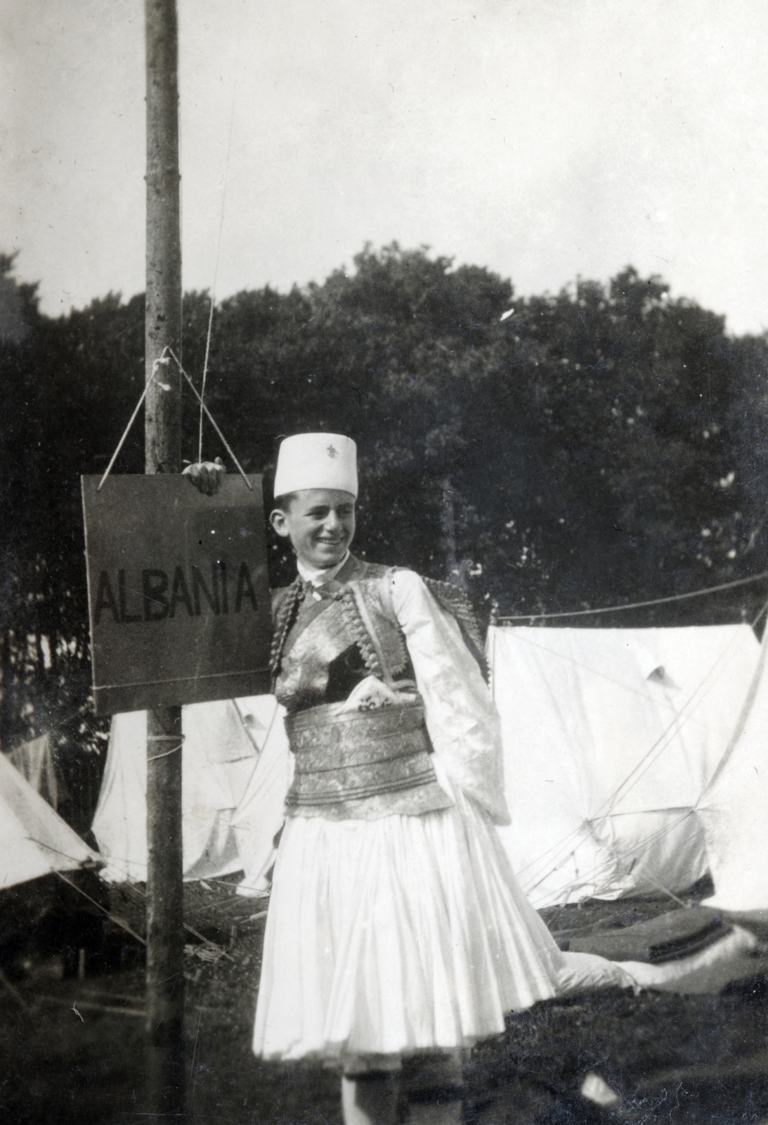 United Kingdom, Arrowe Park, 3. Nemzetközi Cserkész Világtalálkozó (Jamboree), az albán cserkészek tábora., 1929, Ábrahám Katalin és László, folk costume, board, Fortepan #228180