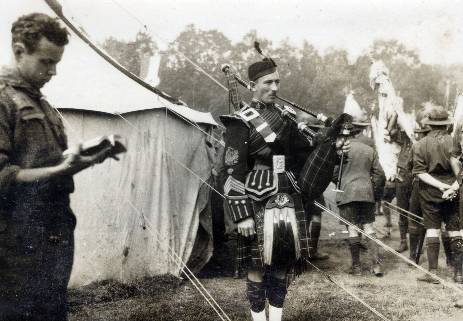 United Kingdom, Arrowe Park, 3. Nemzetközi Cserkész Világtalálkozó (Jamboree). Skót cserkész-dudás a magyarok között., 1929, Ábrahám Katalin és László, tartan, Fortepan #228183