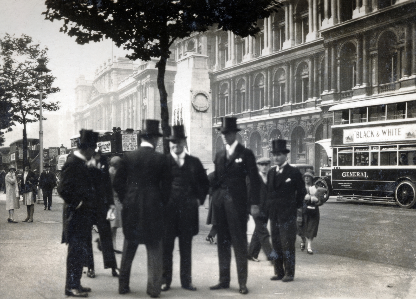 United Kingdom, London, Whitehall, Cenotaph (háborús emlékmű). Szemben középen lord Rothermere és fia Esmond Harmsworth., 1929, Ábrahám Katalin és László, Fortepan #228187