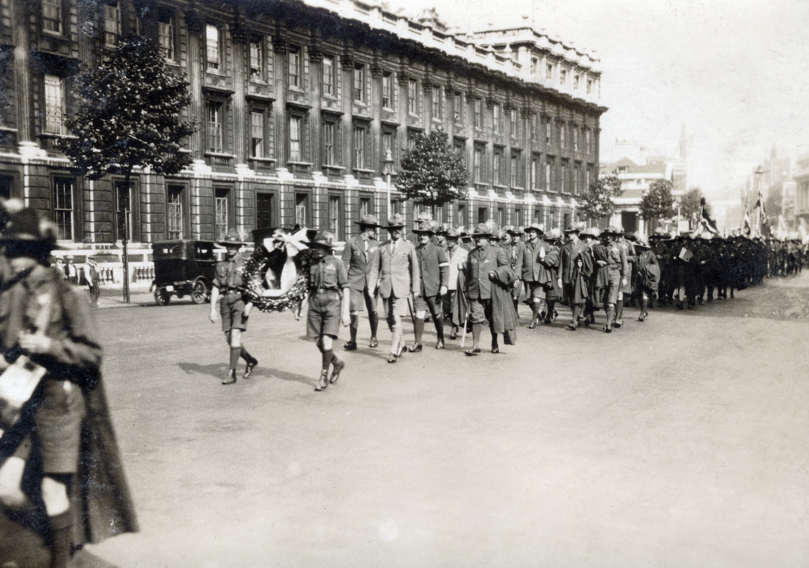 United Kingdom, London, Whitehall, a birkenheadi 3. Nemzetközi Cserkész Világtalálkozó (Jamboree) után Londonban vendégeskedő magyar cserkészek vonulnak a Cenotaph háborús emlékműhöz., 1929, Ábrahám Katalin és László, march, coat draped over arm, Fortepan #228188
