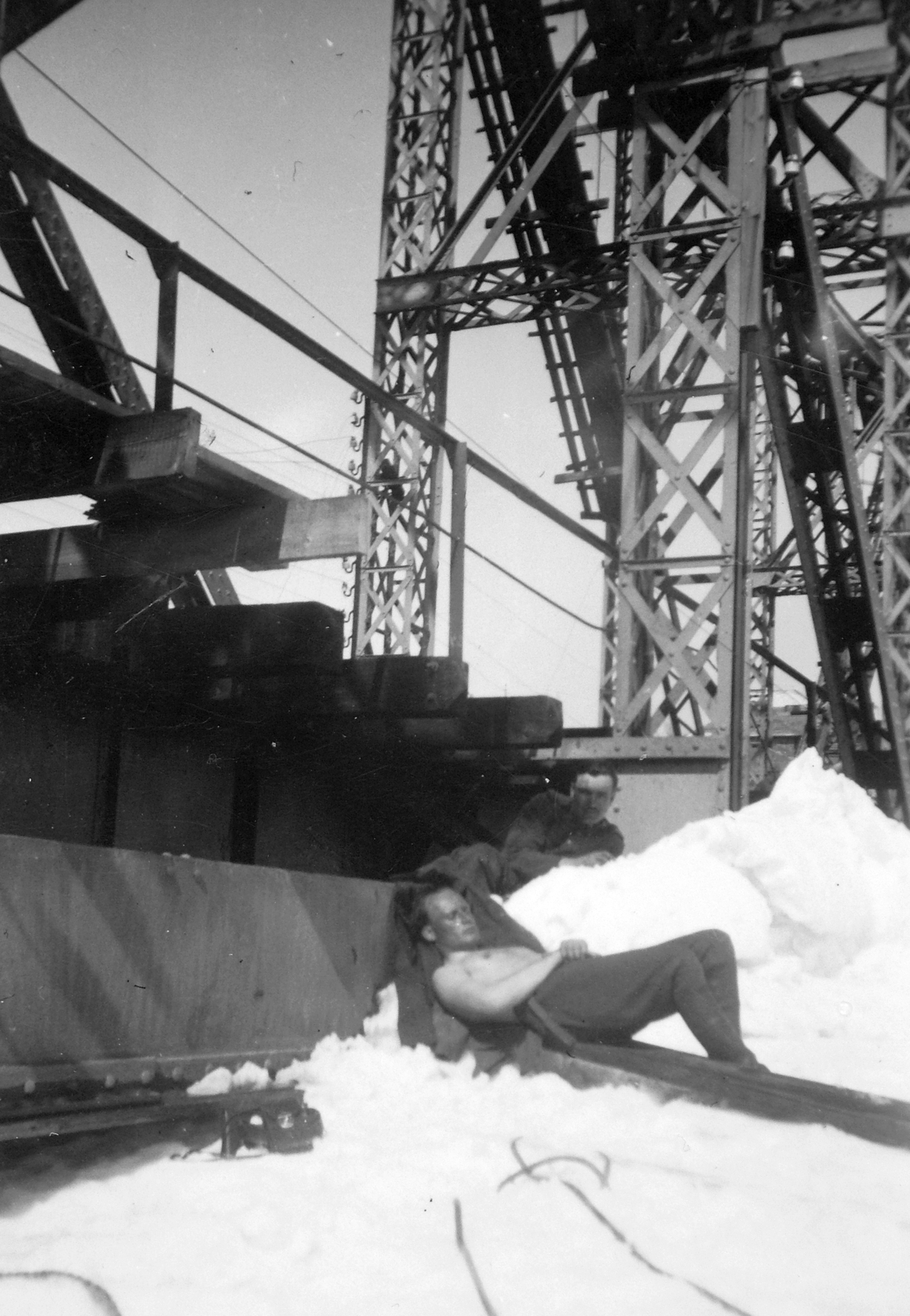 Ukraine, Kyiv, a felvétel a Dnyeper folyó partján a Paton (ekkor Reichenau) híd építésekor készült. Bobor János, a Magyar Királyi Honvédség "Török Ignác" II. honvéd utászzászlóalj főhadnagya., 1942, Ungváry Krisztián, eastern front, bridge, sunbathe, second World War, wrecked bridge, Fortepan #22819