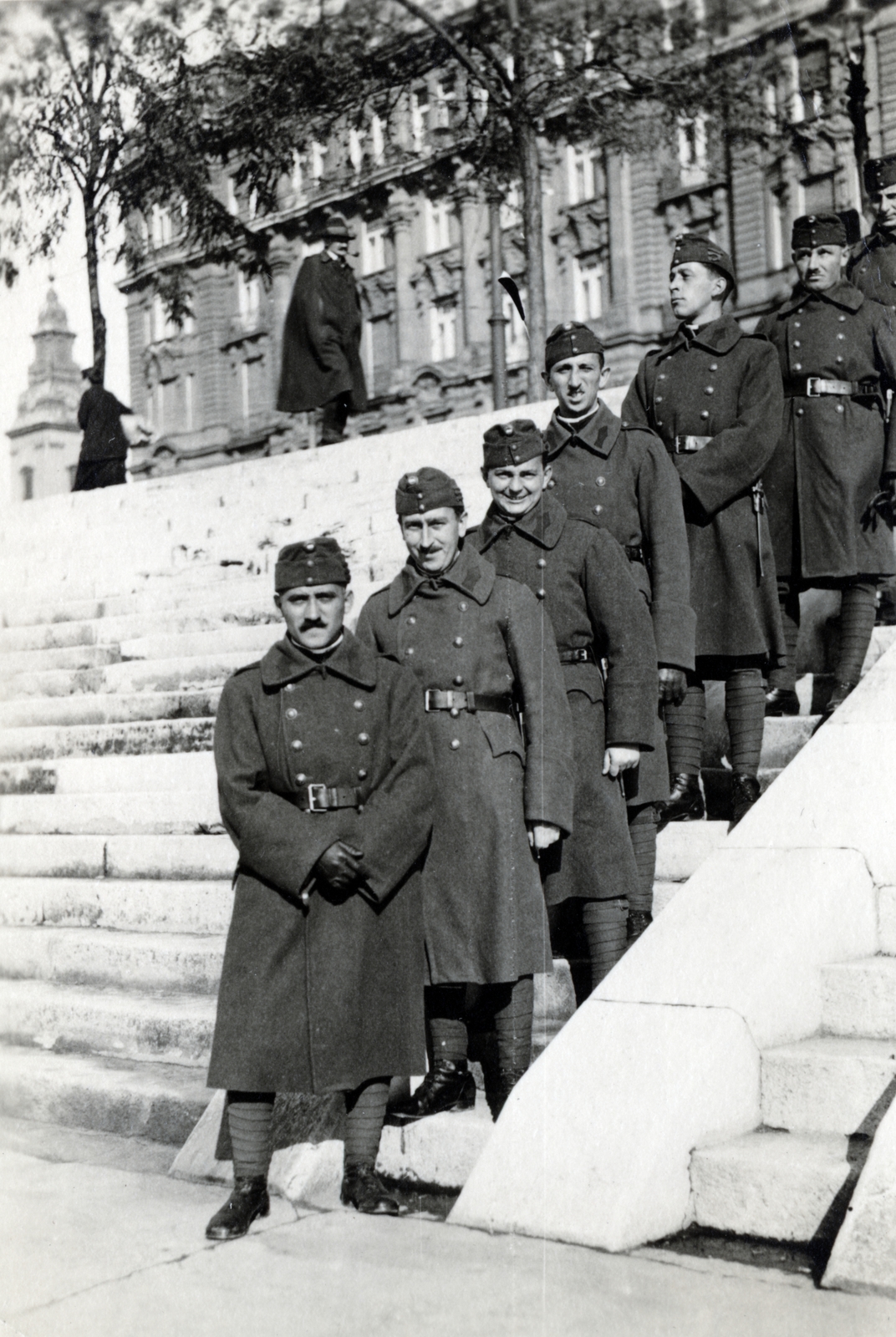 Hungary, Budapest V., a felvétel a pesti alsó rakparton készült. Háttérben a Belgrád (Ferenc József) rakpart - Március 15. (Eskü) tér sarkán álló ház, távolabb a Belvárosi templom tornya látszik., 1942, Ábrahám Katalin és László, height chart, Budapest, Fortepan #228214