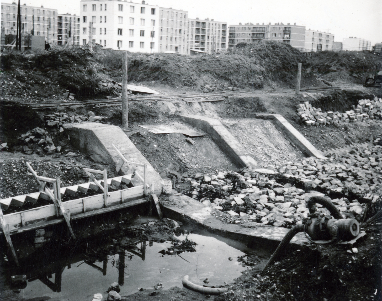 Magyarország, Miskolc, a Szinva patak a Kilián-dél városrész és a Tatárdomb között, háttérben a Kilián-dél lakótelep., 1963, Ábrahám Katalin és László, folyamszabályozás, mederszabályozás, Fortepan #228222