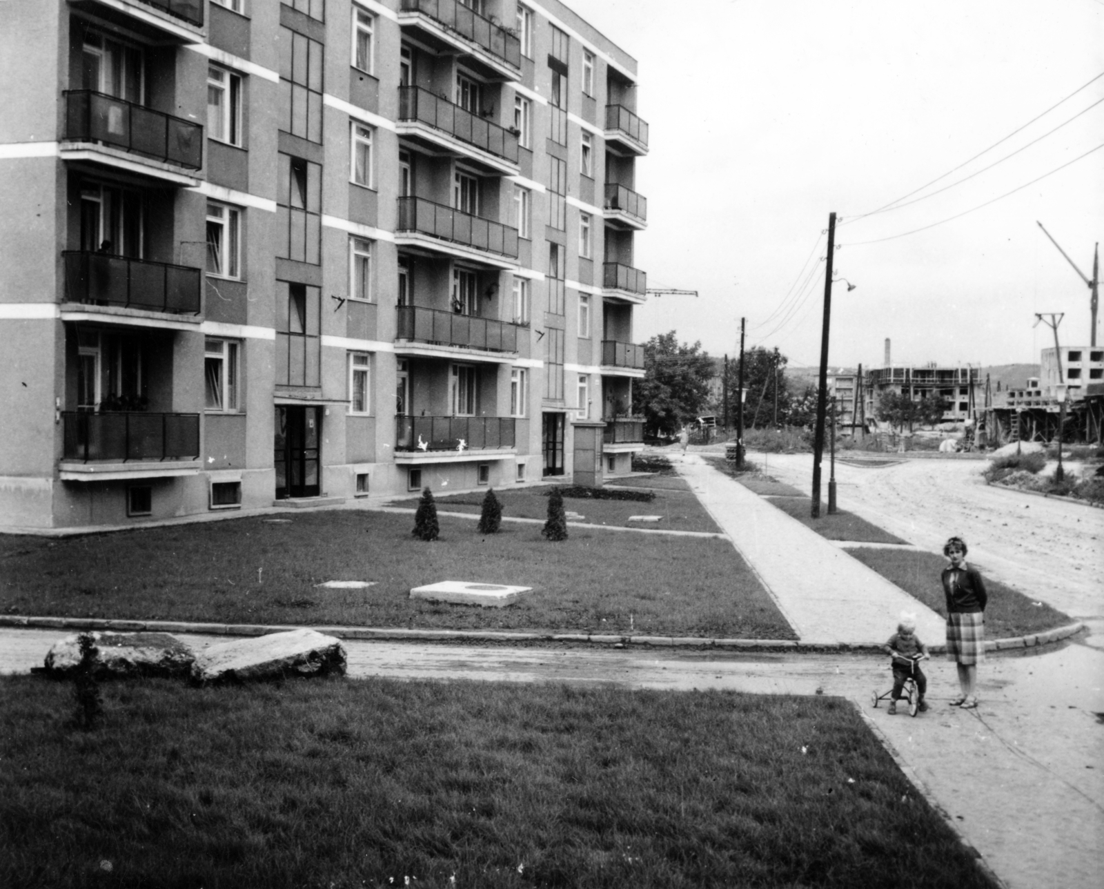 Magyarország, Miskolc, Kilián-dél lakótelep, Gagarin utca., 1963, Ábrahám Katalin és László, gyerektricikli, Fortepan #228227