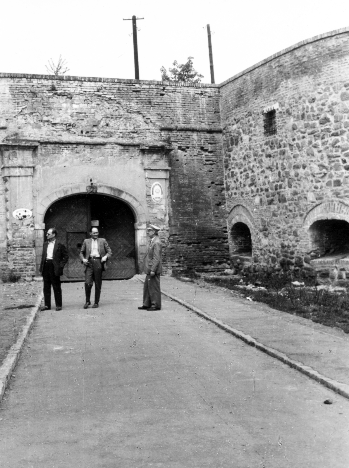 Hungary, Szigetvár, a felvétel a vár főkapuja előtt készült., 1964, Ábrahám Katalin és László, Fortepan #228231