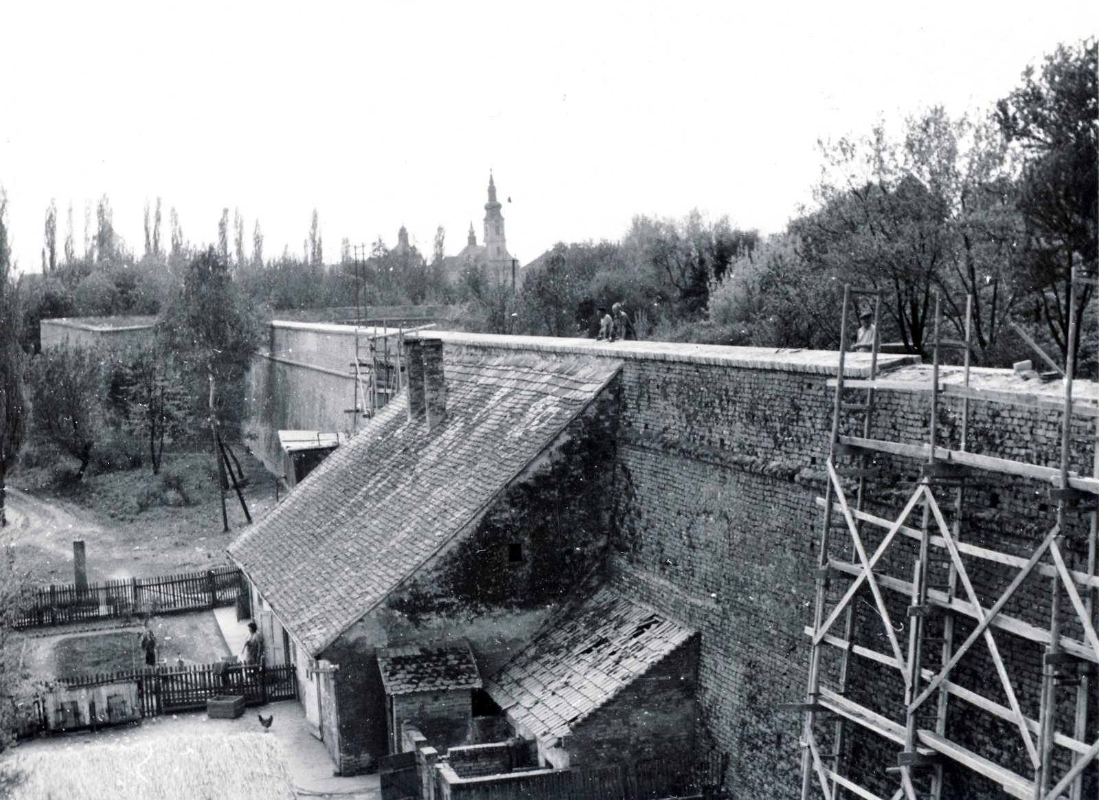 Magyarország, Szigetvár, várfal, háttérben a Zrínyi téren a Szent Rókus templom., 1964, Ábrahám Katalin és László, Fortepan #228234