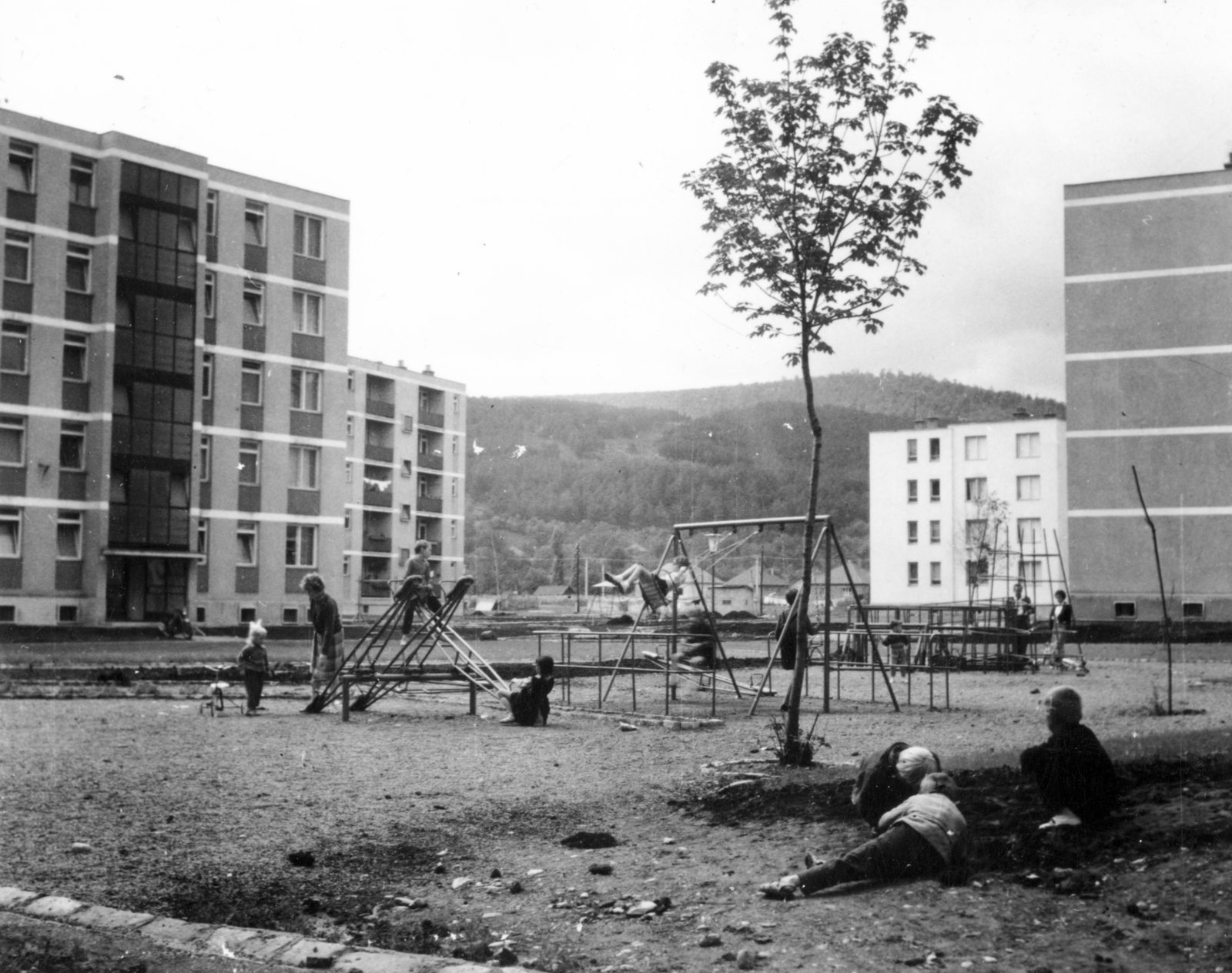 Hungary, Miskolc, Kilián-dél lakótelep, játszótér a Gagarin utcánál., 1963, Ábrahám Katalin és László, Fortepan #228235