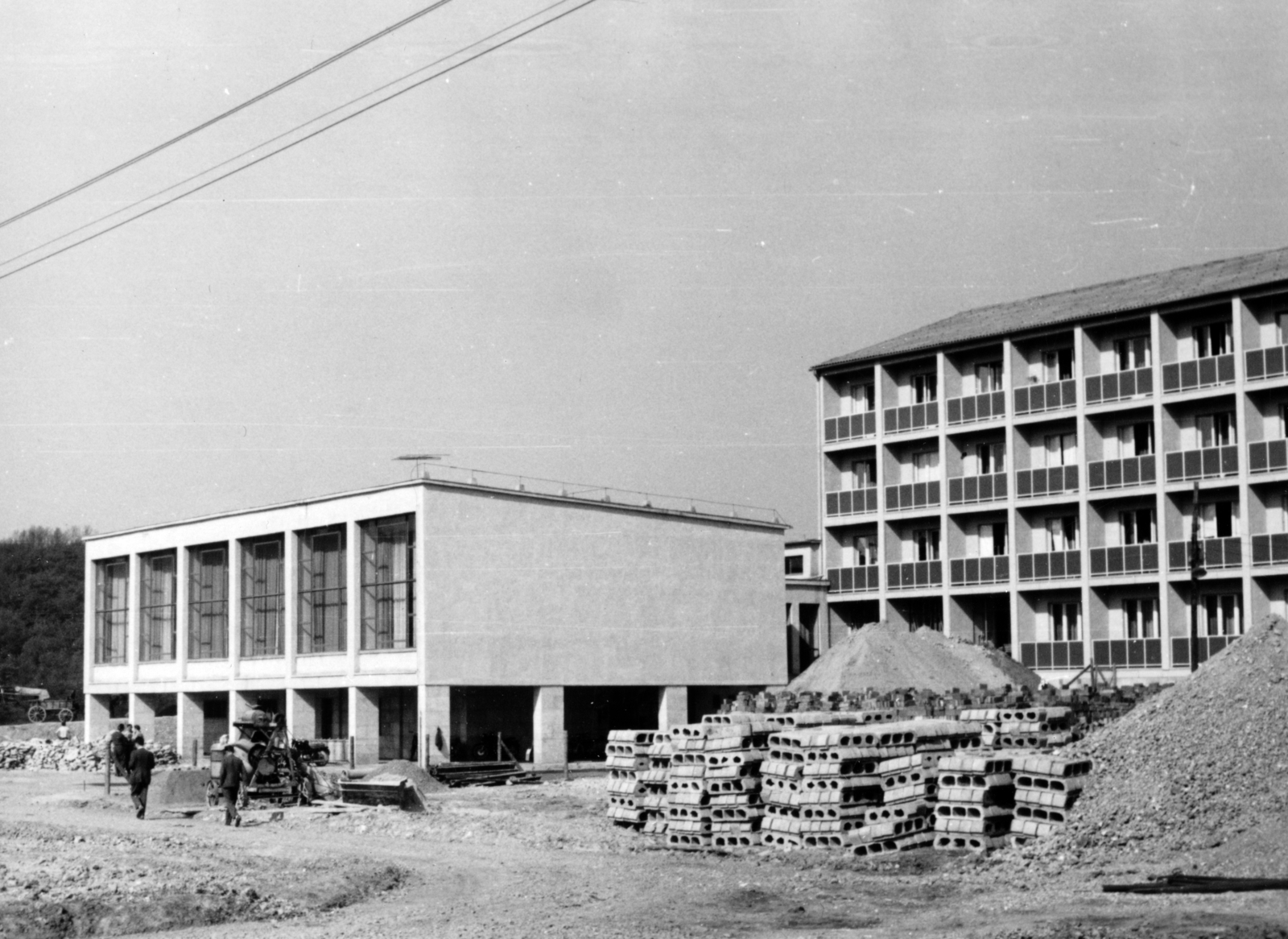 Hungary, Komló, Kökönyös városrész, a bányász legényszálló egyik épülete, előtte az étterem., 1963, Ábrahám Katalin és László, building material, construction, Fortepan #228242
