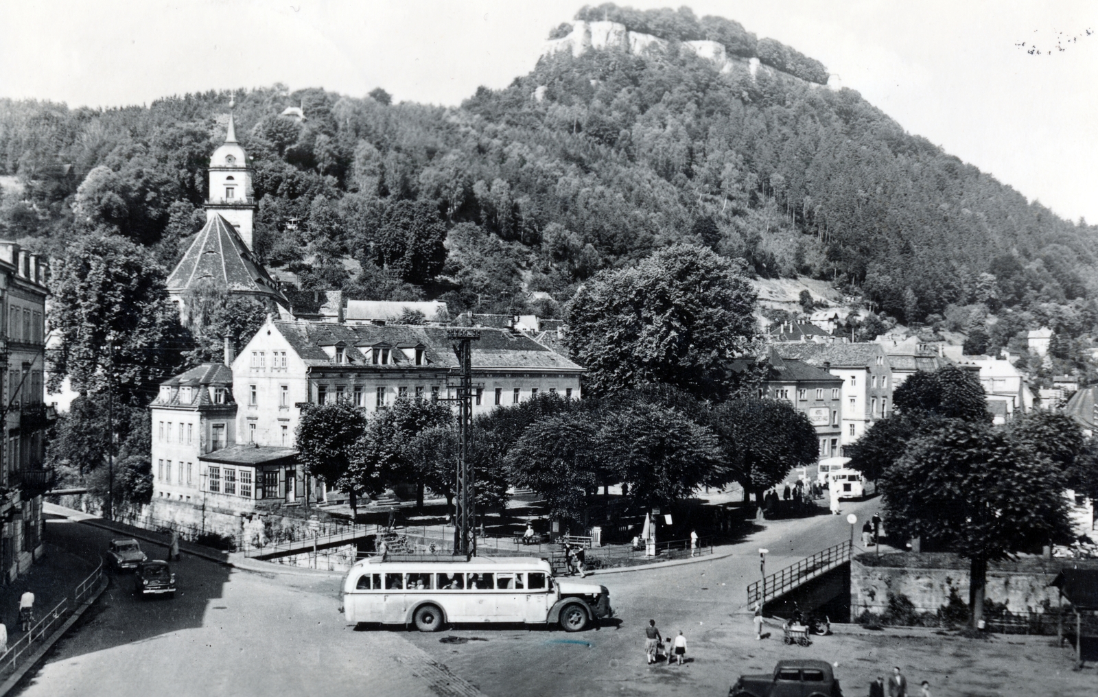 Németország, Königstein, (Szász-Svájc), az autóbusz a Biela folyó feletti hídra kanyarodik, balra a Marienkirche látható., 1961, Ábrahám Katalin és László, NDK, Fortepan #228247