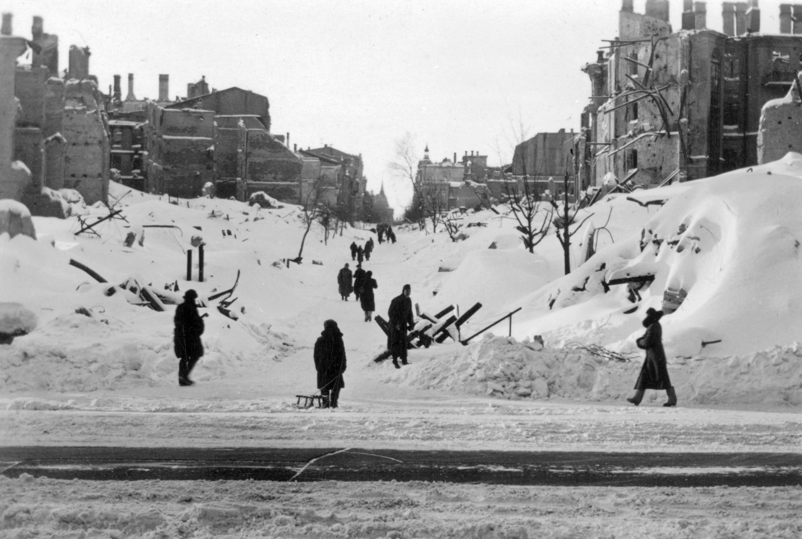 Ukraine, Kyiv, a Prorizna út felrobbantott épületei a Hrescsatik sugárút felől nézve., 1942, Ungváry Krisztián, eastern front, winter, war damage, second World War, damaged building, Fortepan #22825